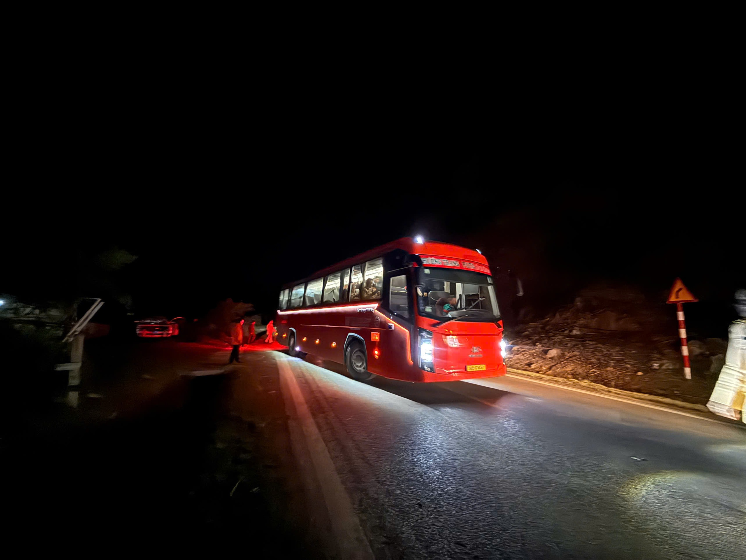 Thiết bị đo hiện đại &ldquo;bắt mạch&rdquo; xe kh&aacute;ch giường nằm hai tầng tr&ecirc;n cung đường đ&egrave;o- Ảnh 22.