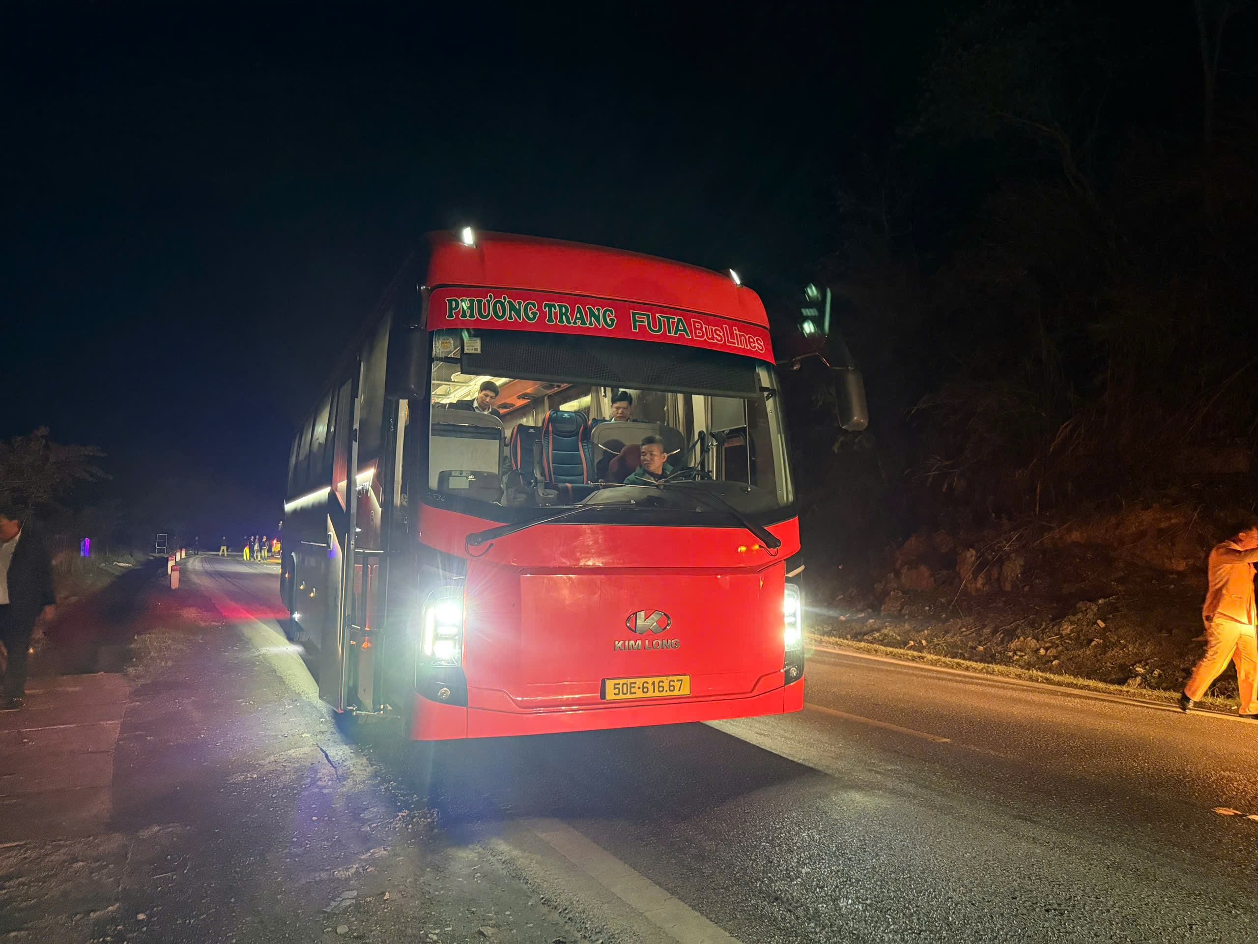 Thiết bị đo hiện đại &ldquo;bắt mạch&rdquo; xe kh&aacute;ch giường nằm hai tầng tr&ecirc;n cung đường đ&egrave;o- Ảnh 25.