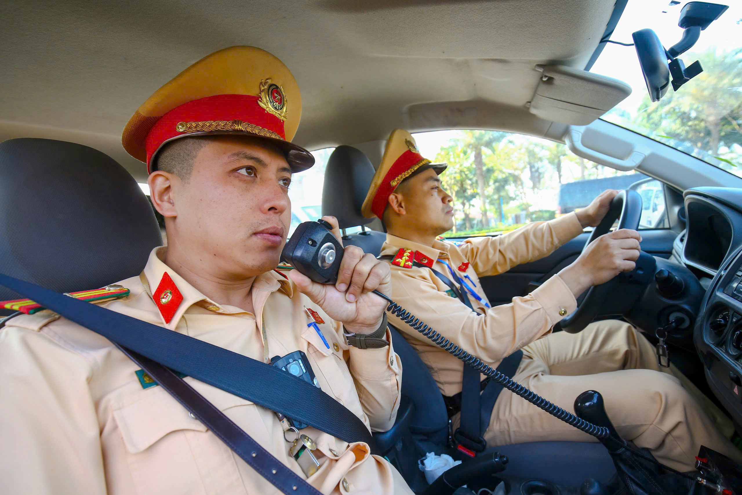 Người d&acirc;n cung cấp clip, nhiều &ocirc; t&ocirc; dừng đỗ tr&aacute;i ph&eacute;p trước s&acirc;n bay Nội B&agrave;i bị phạt nguội- Ảnh 2.