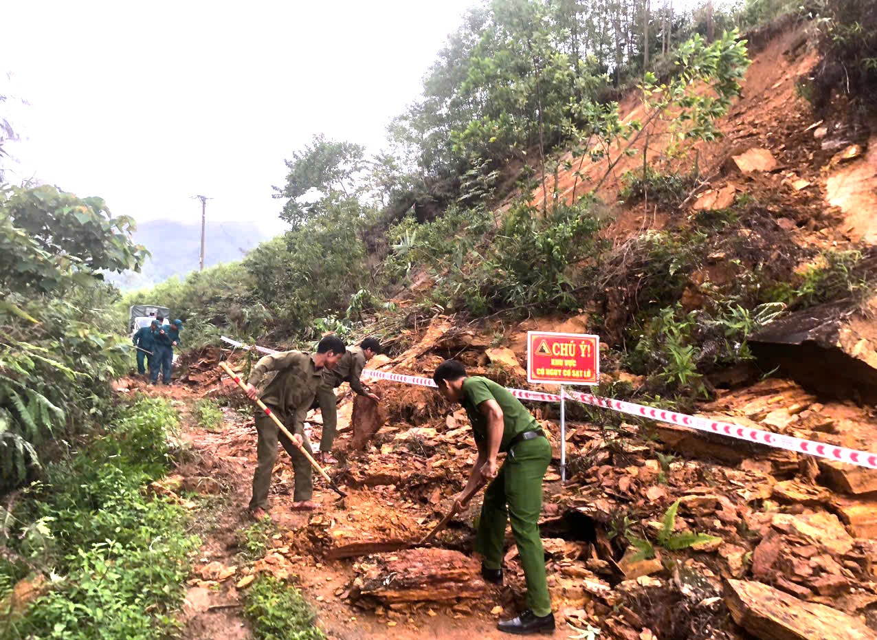 Quảng Ng&atilde;i: Khẩn trương th&ocirc;ng đường li&ecirc;n x&atilde;, đảm bảo giao th&ocirc;ng trước thềm bầu cử- Ảnh 2.