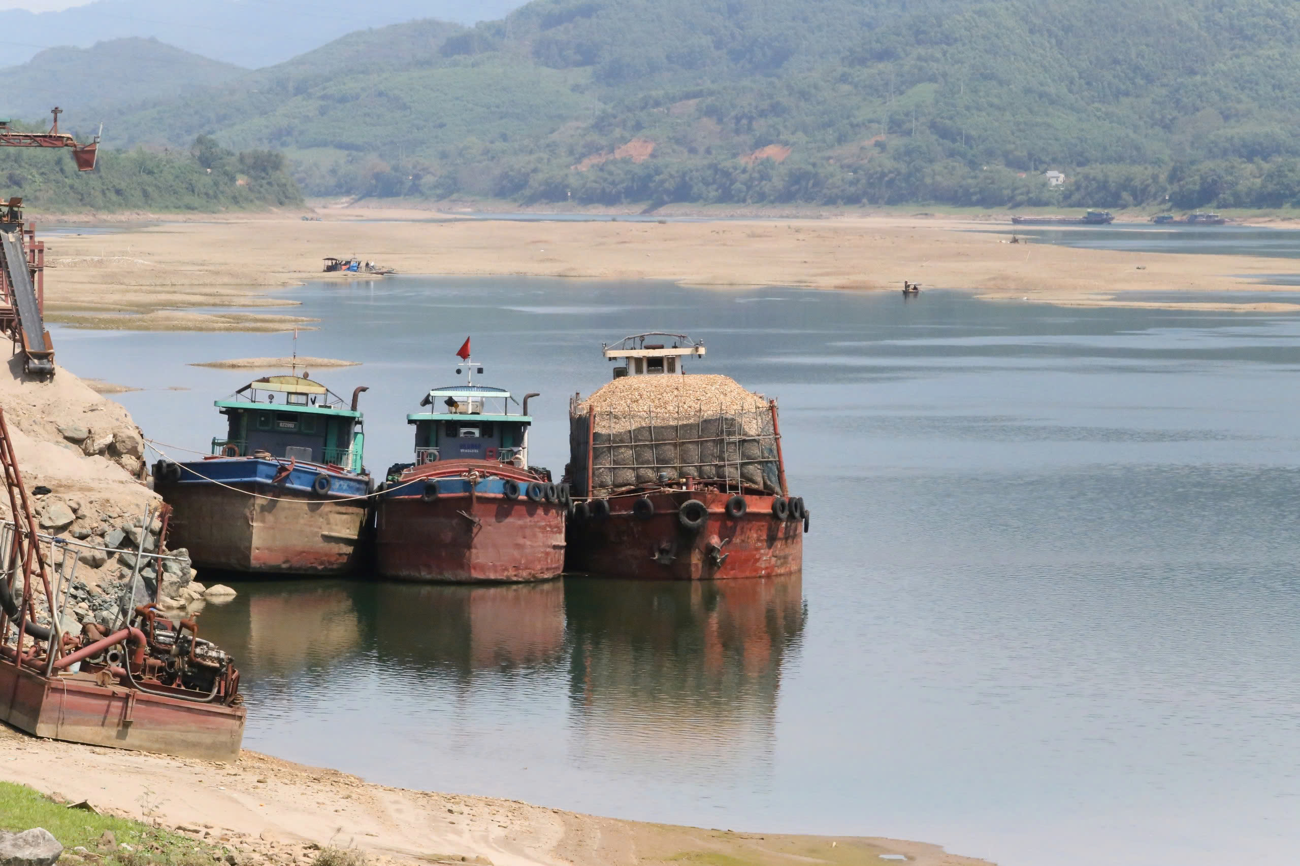 S&ocirc;ng Đ&agrave; cạn trơ đ&aacute;y, c&oacute; thể đi bộ dạo giữa l&ograve;ng s&ocirc;ng- Ảnh 9.