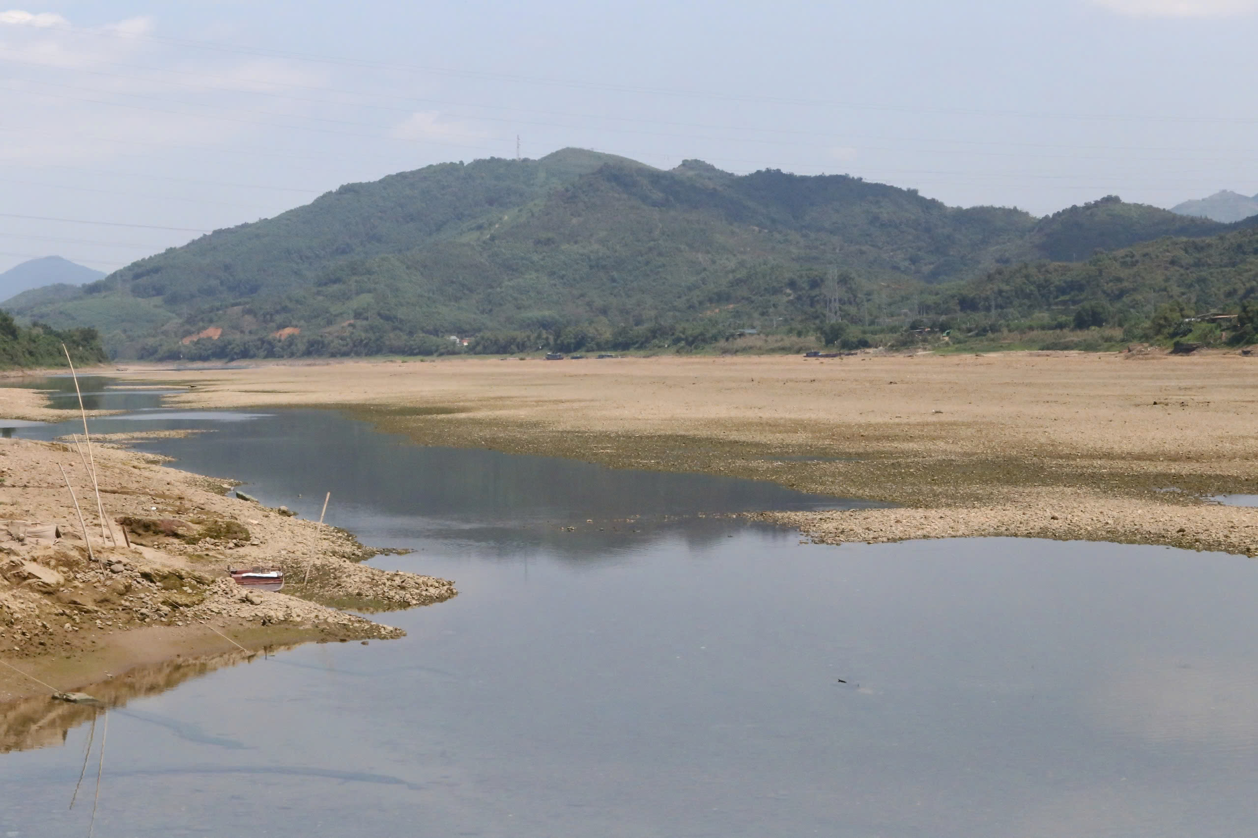 S&ocirc;ng Đ&agrave; cạn trơ đ&aacute;y, c&oacute; thể đi bộ dạo giữa l&ograve;ng s&ocirc;ng- Ảnh 11.