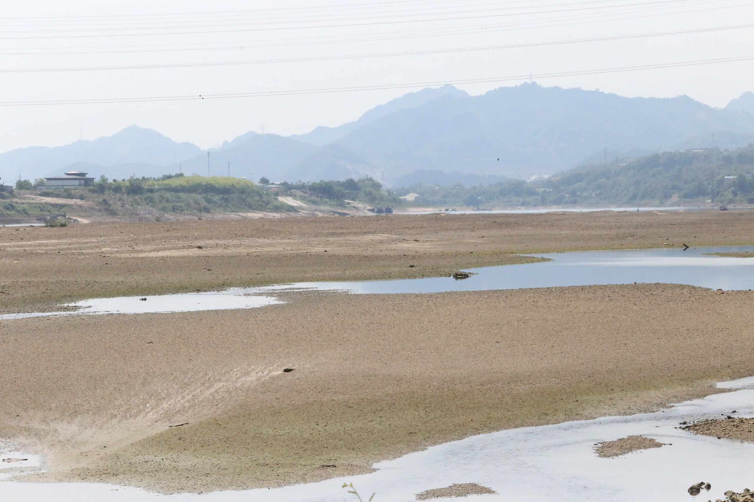S&ocirc;ng Đ&agrave; cạn trơ đ&aacute;y, c&oacute; thể đi bộ dạo giữa l&ograve;ng s&ocirc;ng- Ảnh 5.
