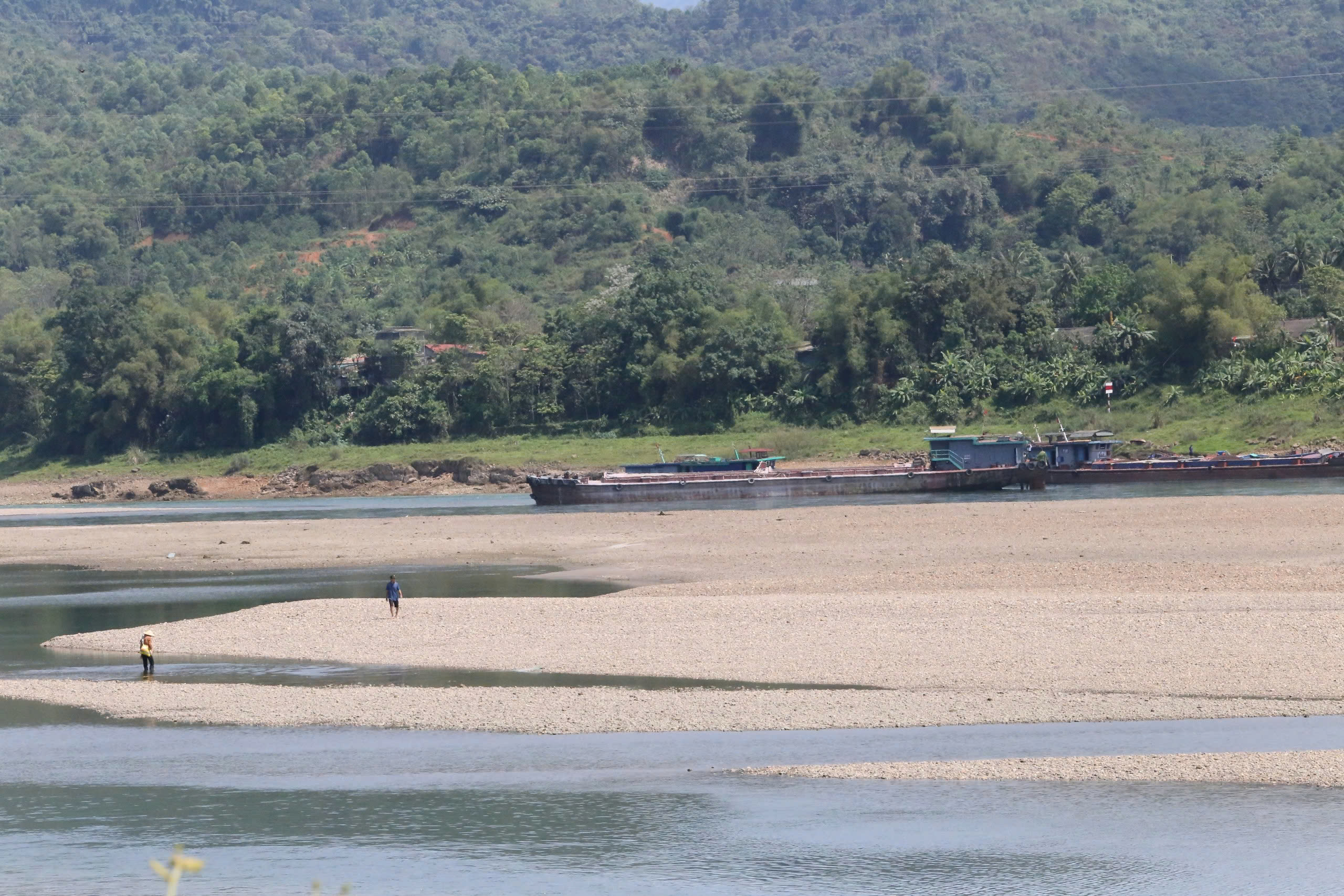 S&ocirc;ng Đ&agrave; cạn trơ đ&aacute;y, c&oacute; thể đi bộ dạo giữa l&ograve;ng s&ocirc;ng- Ảnh 8.