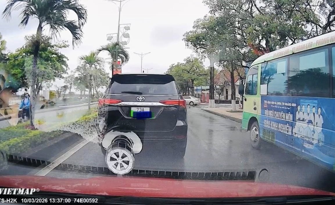 T&agrave;i xế dừng xe &ocirc; t&ocirc; giữa đường ở Quảng Trị bị xử phạt, trừ điểm giấy ph&eacute;p l&aacute;i xe- Ảnh 1.