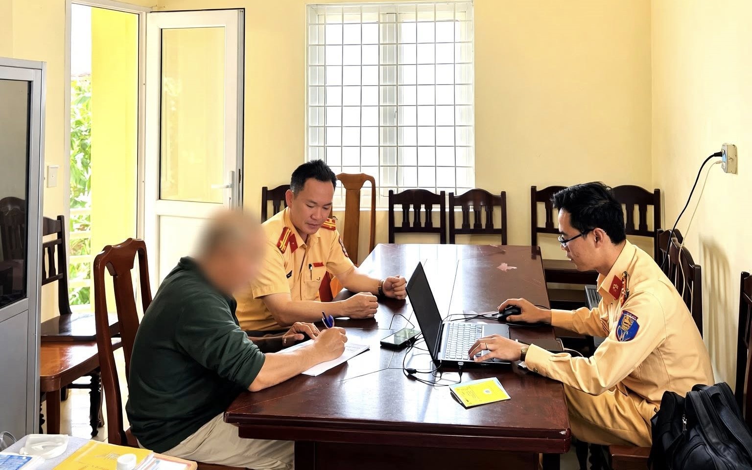 T&agrave;i xế dừng xe &ocirc; t&ocirc; giữa đường ở Quảng Trị bị xử phạt, trừ điểm giấy ph&eacute;p l&aacute;i xe- Ảnh 2.