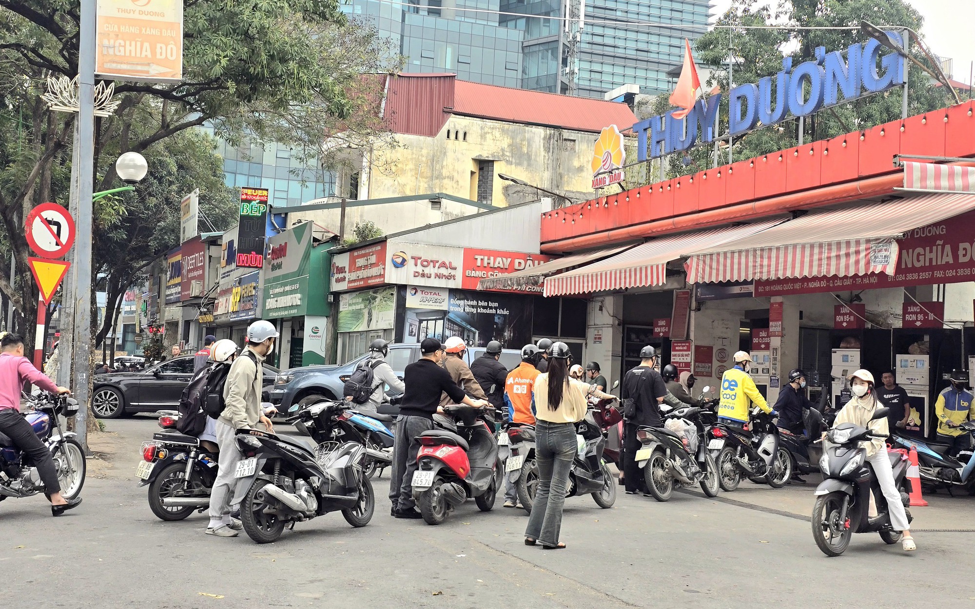 Thủ tướng giao Bộ T&agrave;i ch&iacute;nh nghi&ecirc;n cứu giảm thuế bảo vệ m&ocirc;i trường với xăng dầu về 0 đồng