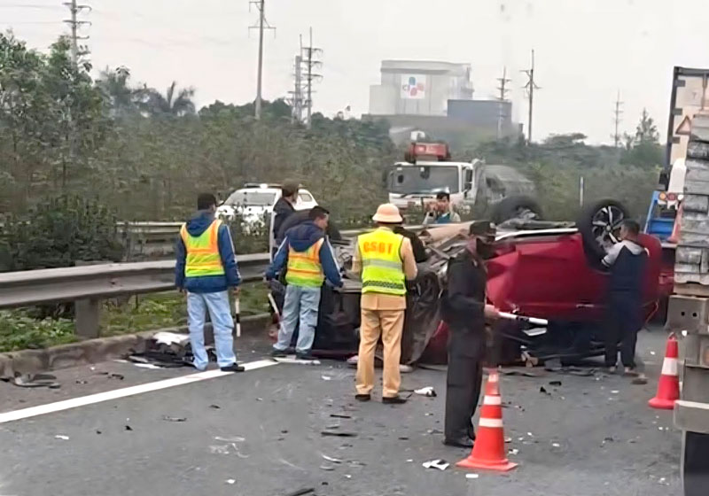 C&uacute; va chạm khiến &ocirc; t&ocirc; con mất l&aacute;i, lật &uacute;p ngay tr&ecirc;n mặt đường.