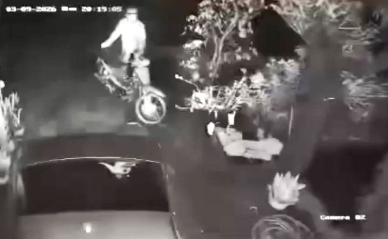 Do thiếu quan s&aacute;t khi l&ugrave;i xe, &ocirc; t&ocirc; đ&atilde; va chạm với người đ&agrave;n &ocirc;ng đang dắt xe m&aacute;y ph&iacute;a sau.