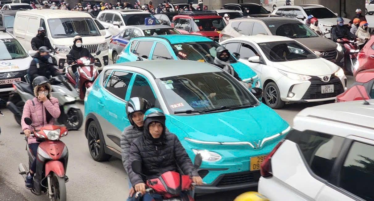 Gỡ &ldquo;n&uacute;t thắt&rdquo; về vốn cho lộ tr&igrave;nh taxi điện tại H&agrave; Nội- Ảnh 1.