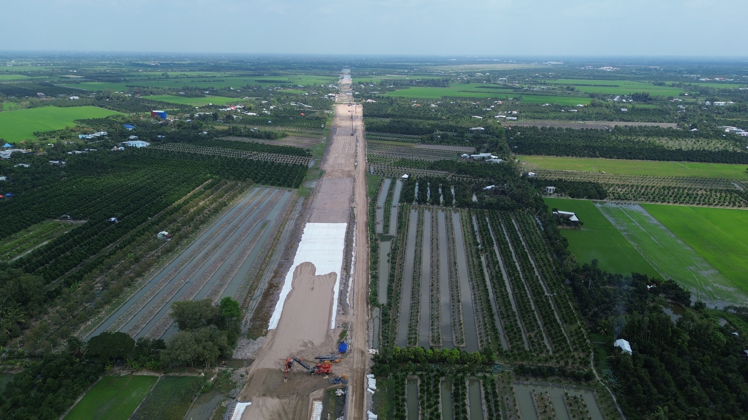 Khẩn trương di dời đường điện 220kV, đẩy nhanh thi c&ocirc;ng cao tốc Mỹ An - Cao L&atilde;nh- Ảnh 1.