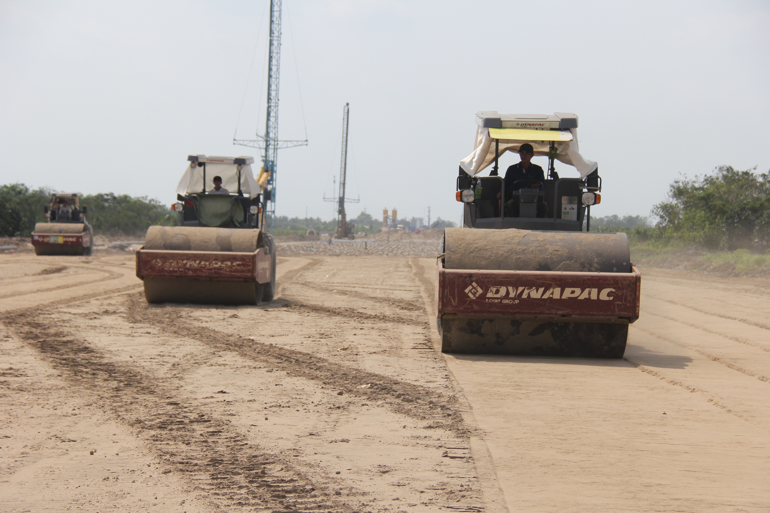 Khẩn trương di dời đường điện 220kV, đẩy nhanh thi c&ocirc;ng cao tốc Mỹ An - Cao L&atilde;nh- Ảnh 2.