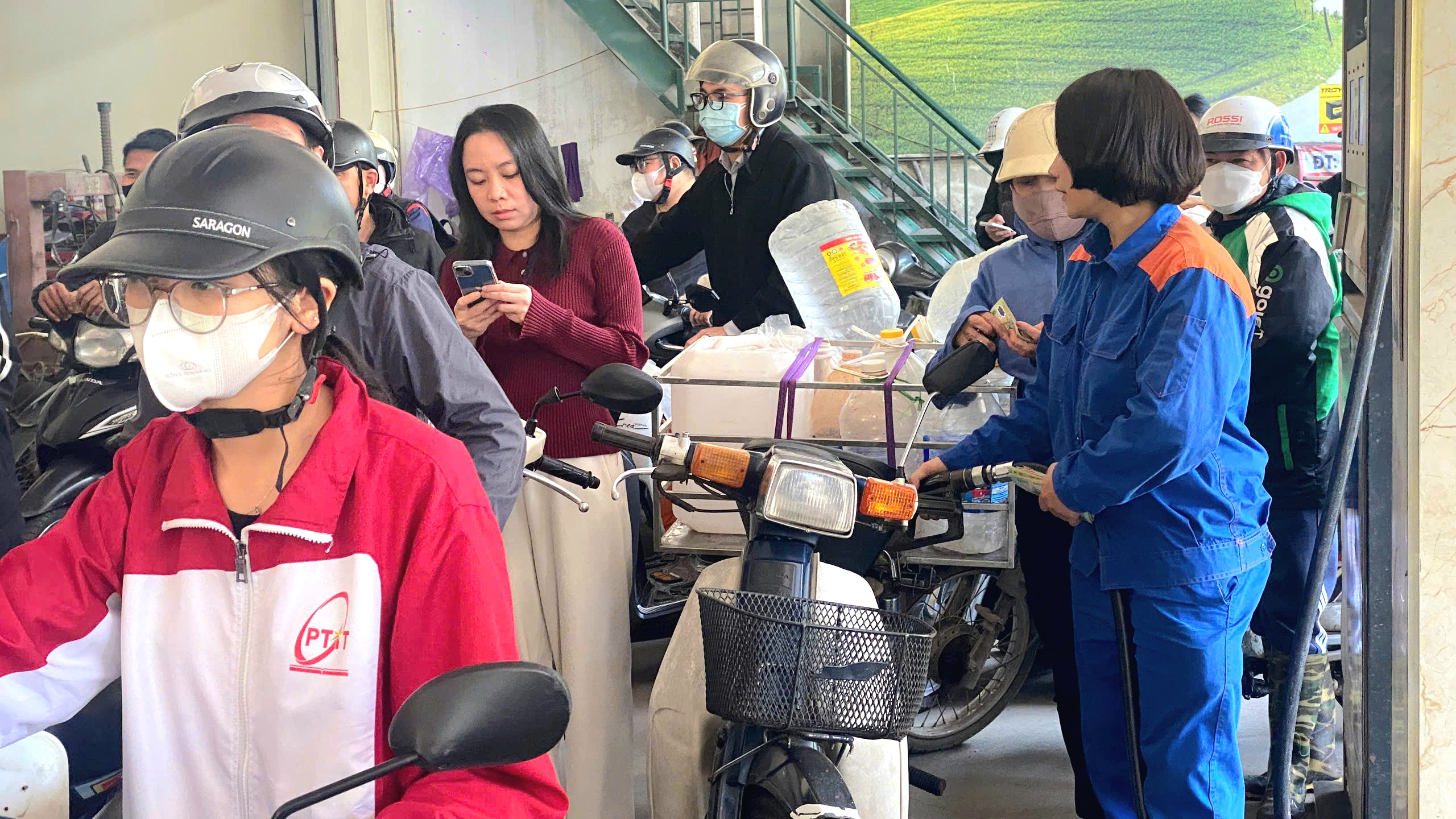 Gi&aacute; xăng RON 95 tiếp tục tăng gần 400 đồng/l&iacute;t- Ảnh 1.