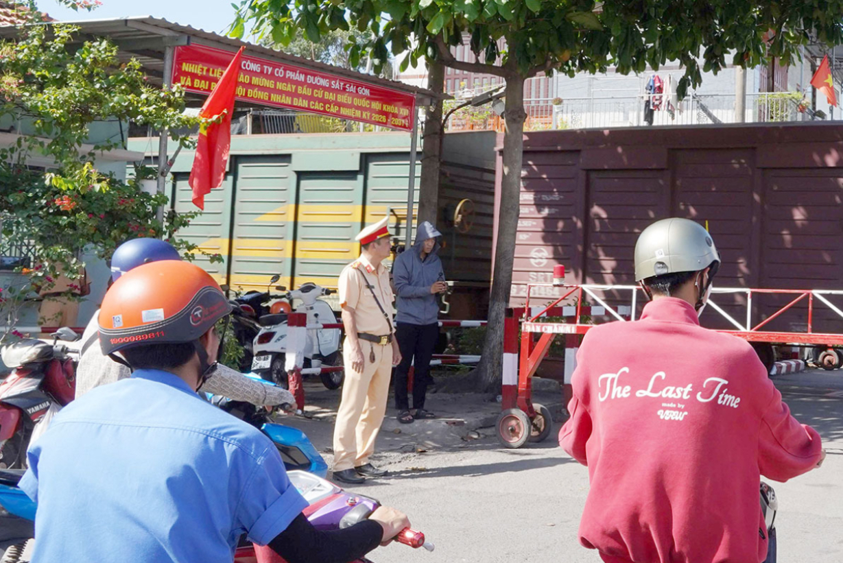 Kiểm tra xử phạt vi phạm giao th&ocirc;ng tại c&aacute;c điểm "n&oacute;ng" giao cắt đường sắt ở Đồng Nai- Ảnh 4.