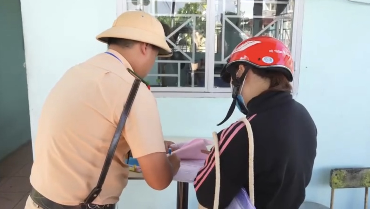 Kiểm tra xử phạt vi phạm giao th&ocirc;ng tại c&aacute;c điểm "n&oacute;ng" giao cắt đường sắt ở Đồng Nai- Ảnh 3.