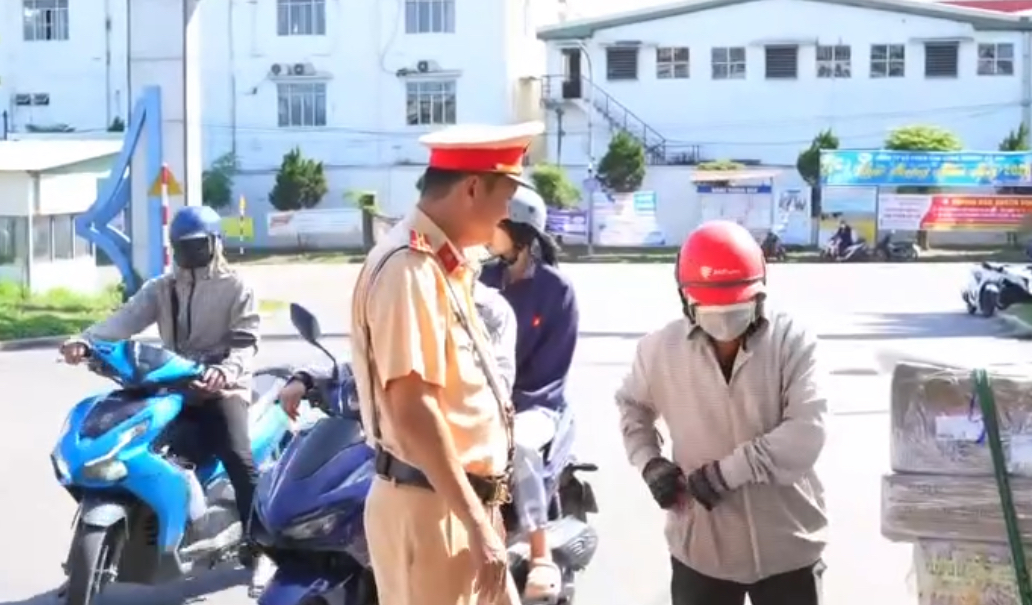 Kiểm tra xử phạt vi phạm giao th&ocirc;ng tại c&aacute;c điểm "n&oacute;ng" giao cắt đường sắt ở Đồng Nai- Ảnh 2.