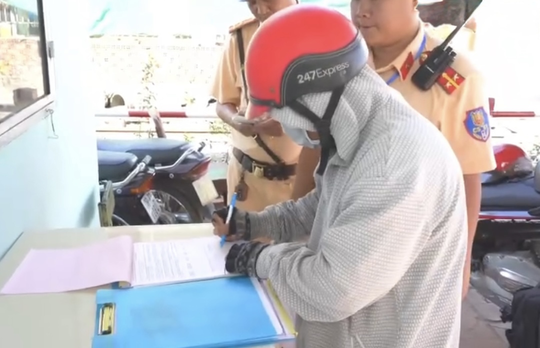 Kiểm tra xử phạt vi phạm giao th&ocirc;ng tại c&aacute;c điểm "n&oacute;ng" giao cắt đường sắt ở Đồng Nai- Ảnh 1.