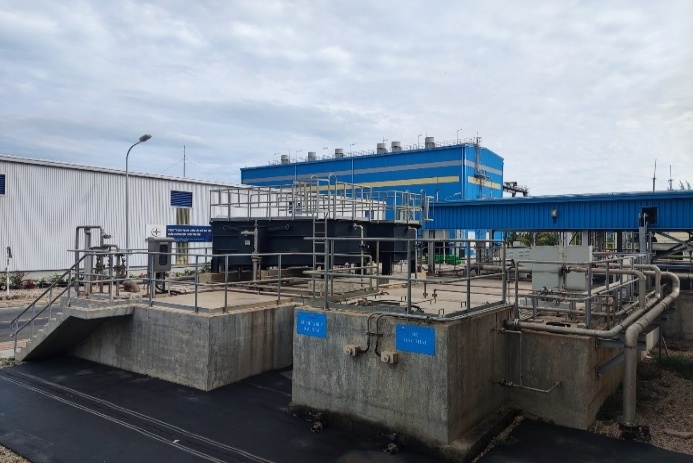 A large building with a blue building behind it  AI-generated content may be incorrect.