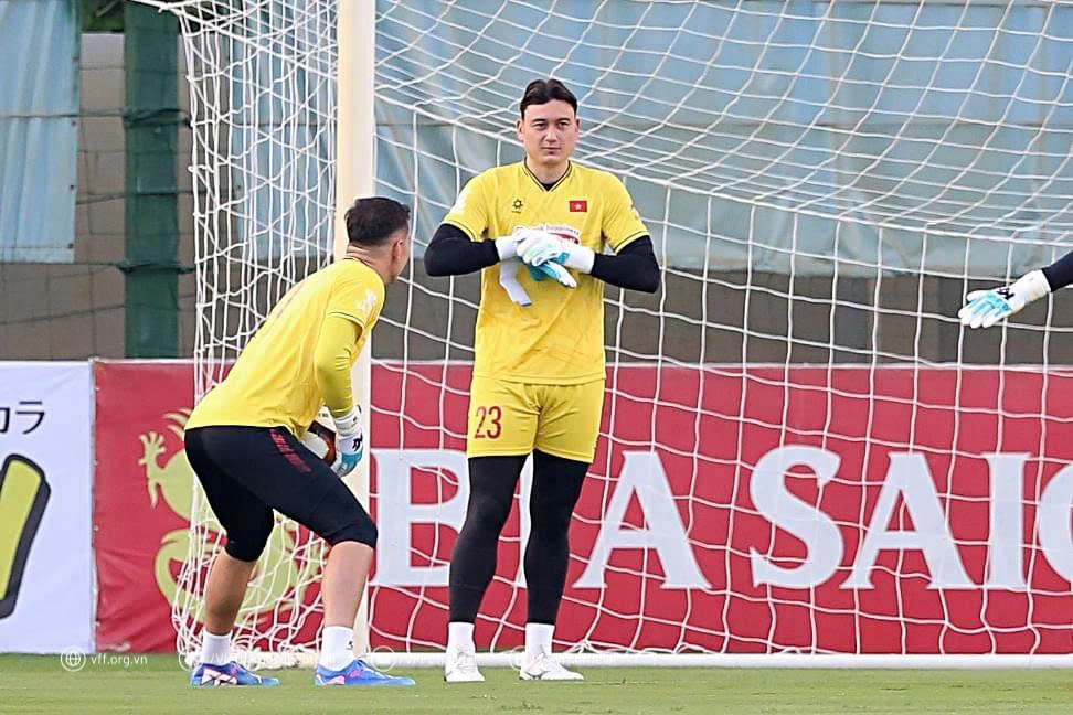 HLV Kim Sang-sik gọi 5 thủ m&ocirc;n chuẩn bị cho trận gặp Malaysia- Ảnh 2.