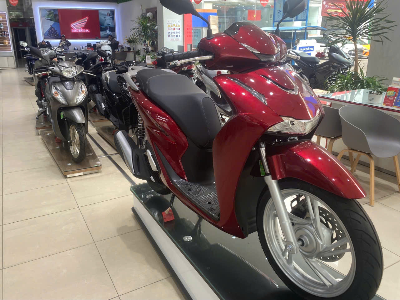 Xe máy điện hút khách, giá xe xăng Honda tăng hay giảm?- Ảnh 2.