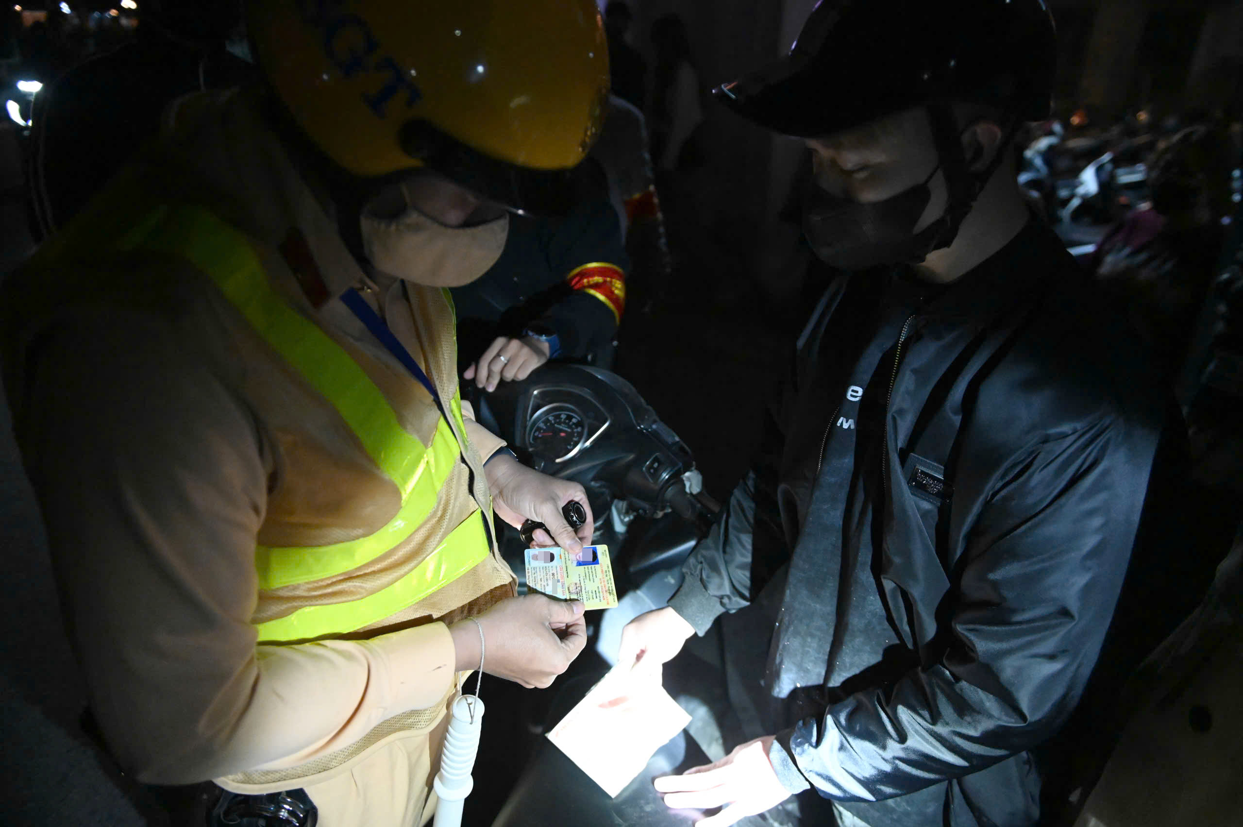 Đ&ecirc;m tuần tra ngăn chặn "qu&aacute;i xế" của cảnh s&aacute;t 141 H&agrave; Nội- Ảnh 13.