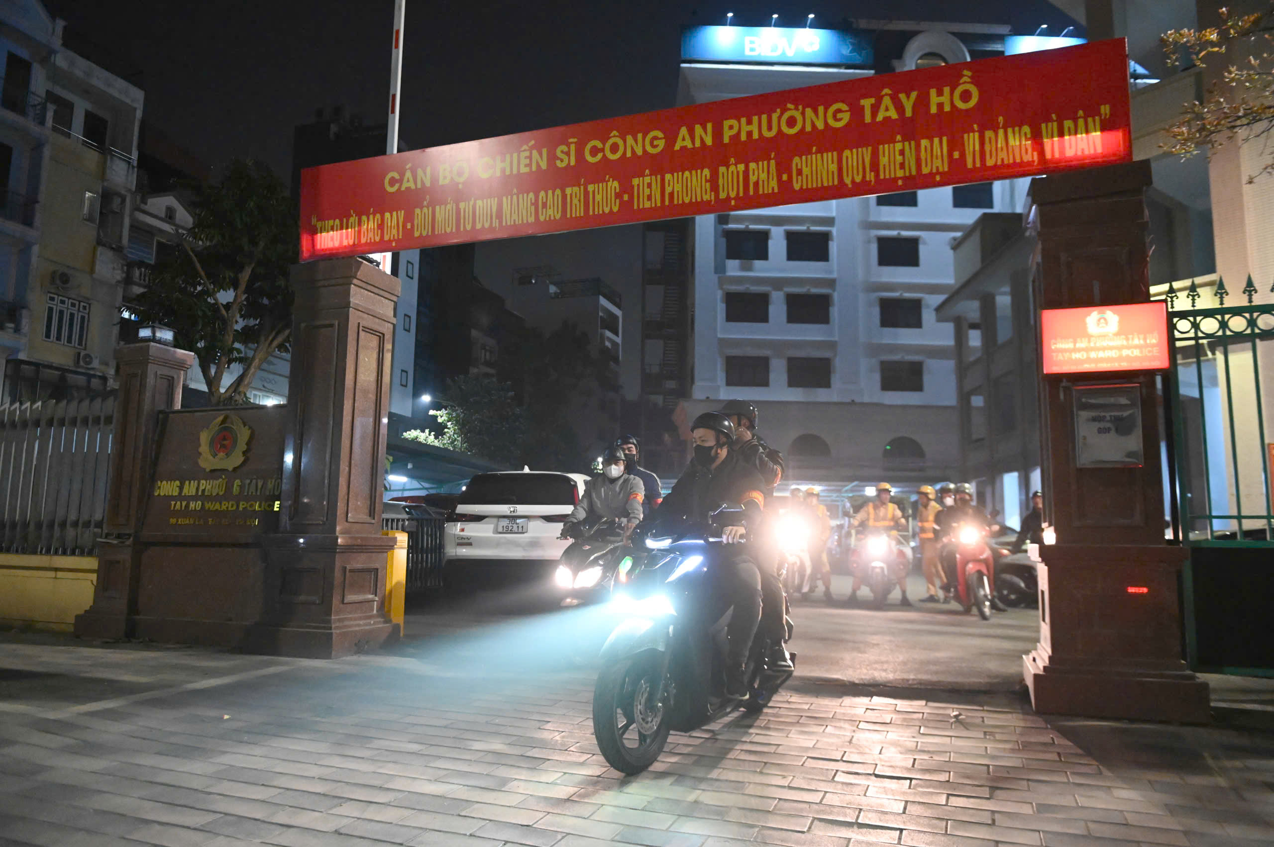 Đ&ecirc;m tuần tra ngăn chặn "qu&aacute;i xế" của cảnh s&aacute;t 141 H&agrave; Nội- Ảnh 1.