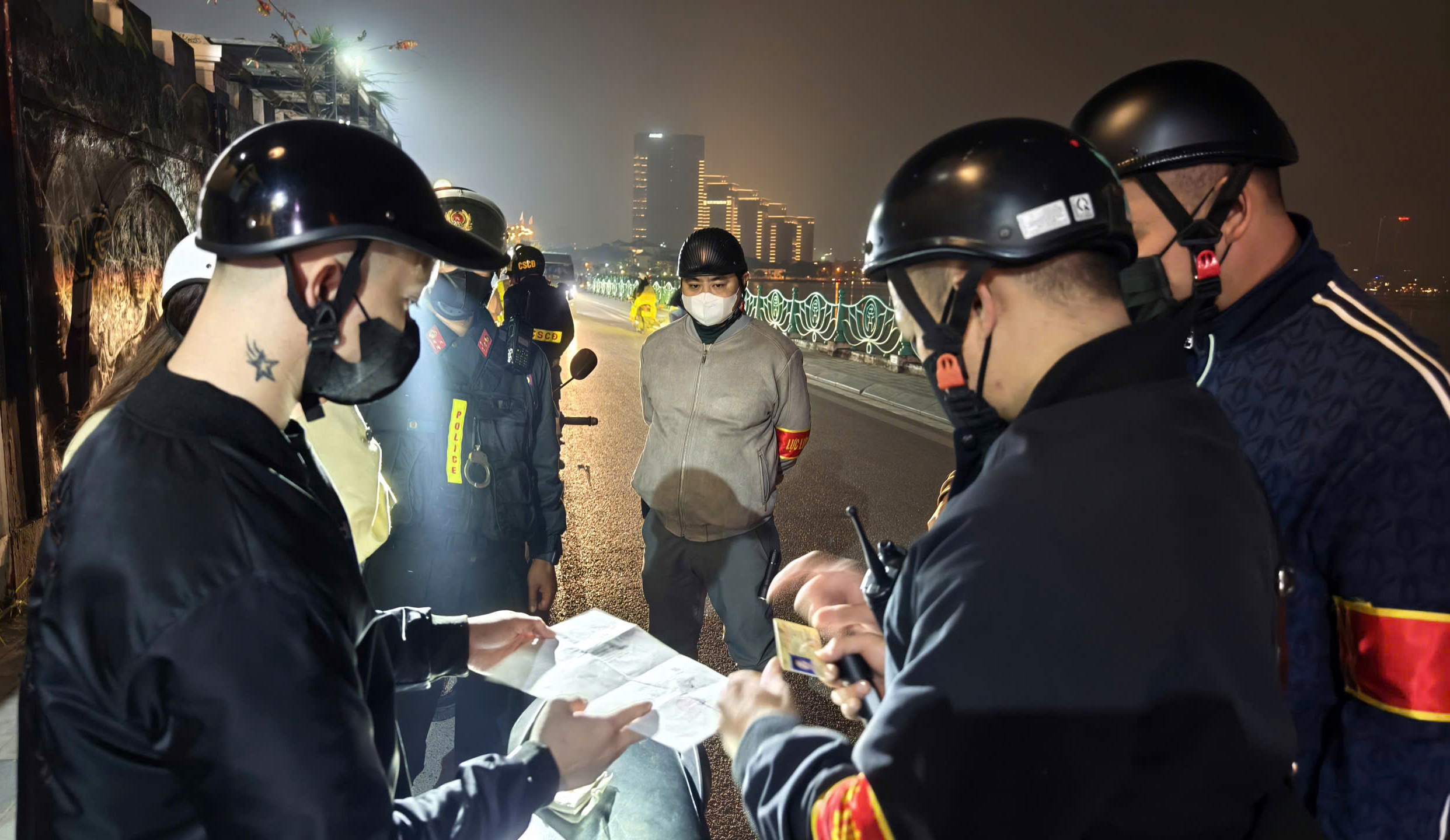 Đ&ecirc;m tuần tra ngăn chặn "qu&aacute;i xế" của cảnh s&aacute;t 141 H&agrave; Nội- Ảnh 8.