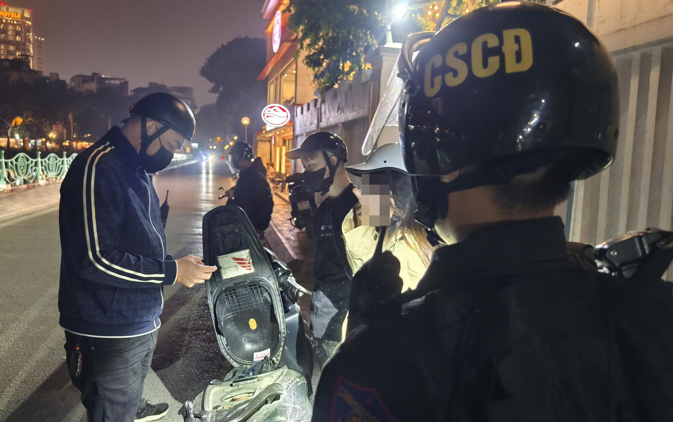 Đ&ecirc;m tuần tra ngăn chặn "qu&aacute;i xế" của cảnh s&aacute;t 141 H&agrave; Nội- Ảnh 10.