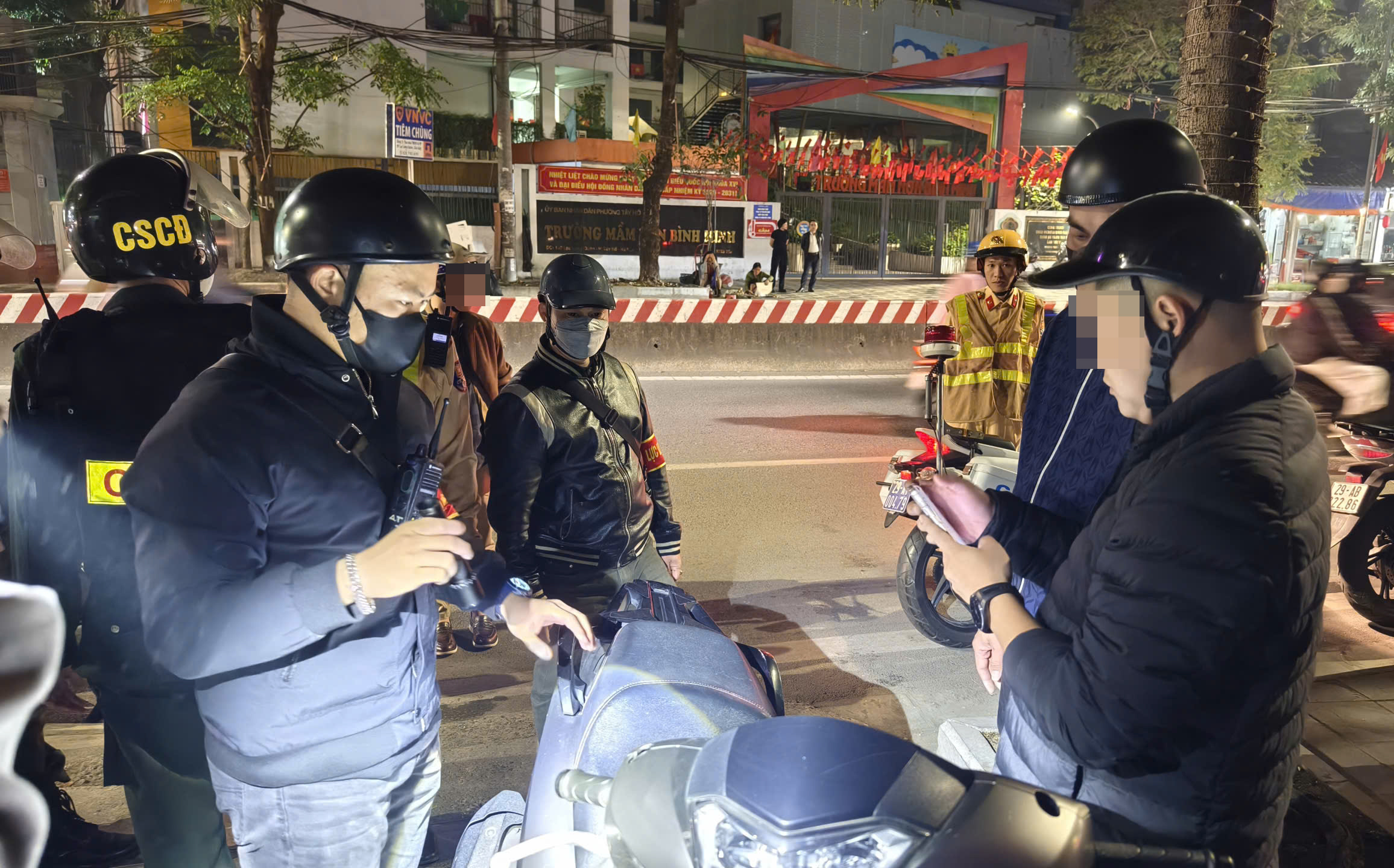 Đ&ecirc;m tuần tra ngăn chặn "qu&aacute;i xế" của cảnh s&aacute;t 141 H&agrave; Nội- Ảnh 4.