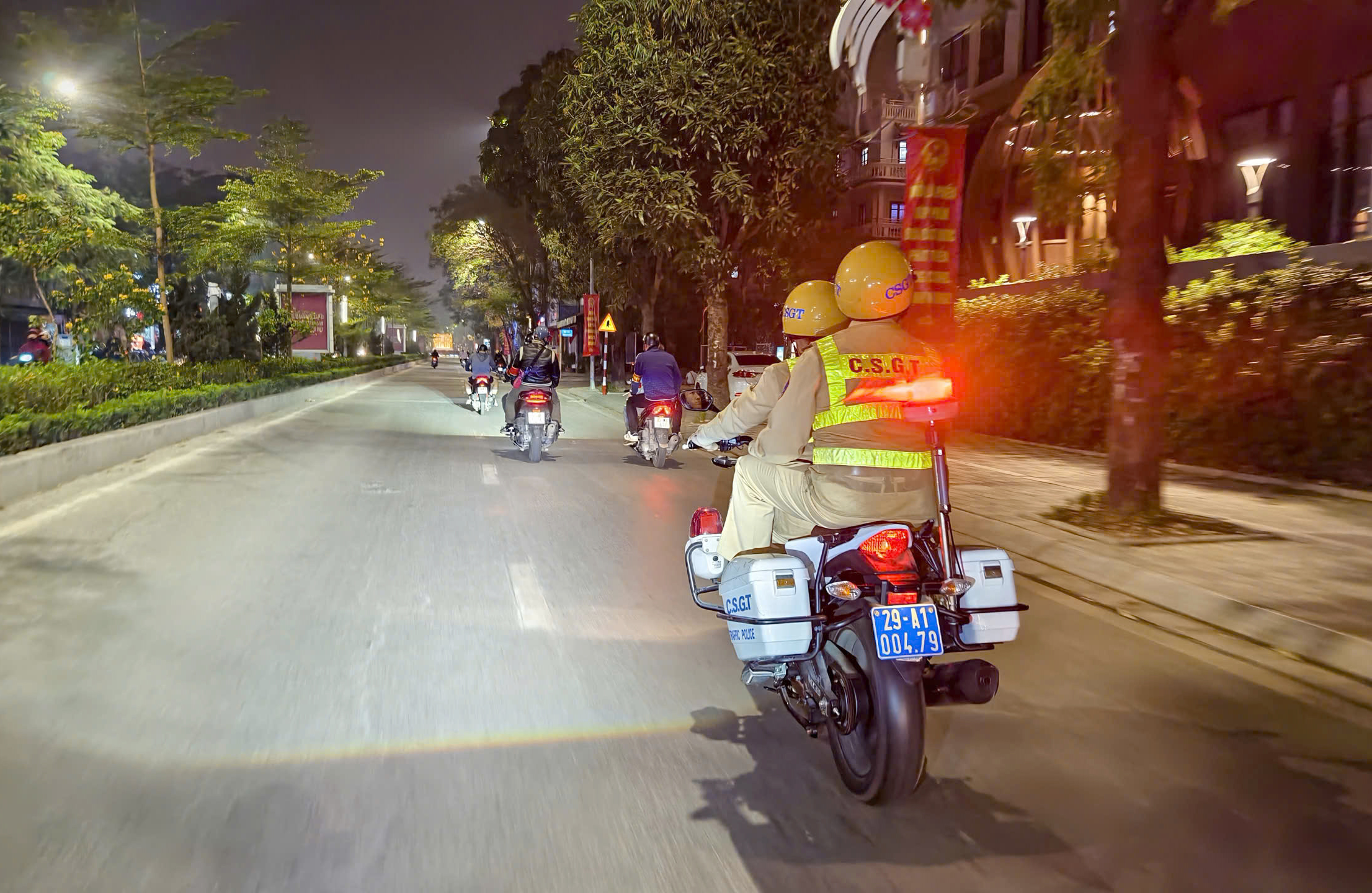 Đ&ecirc;m tuần tra ngăn chặn "qu&aacute;i xế" của cảnh s&aacute;t 141 H&agrave; Nội- Ảnh 2.