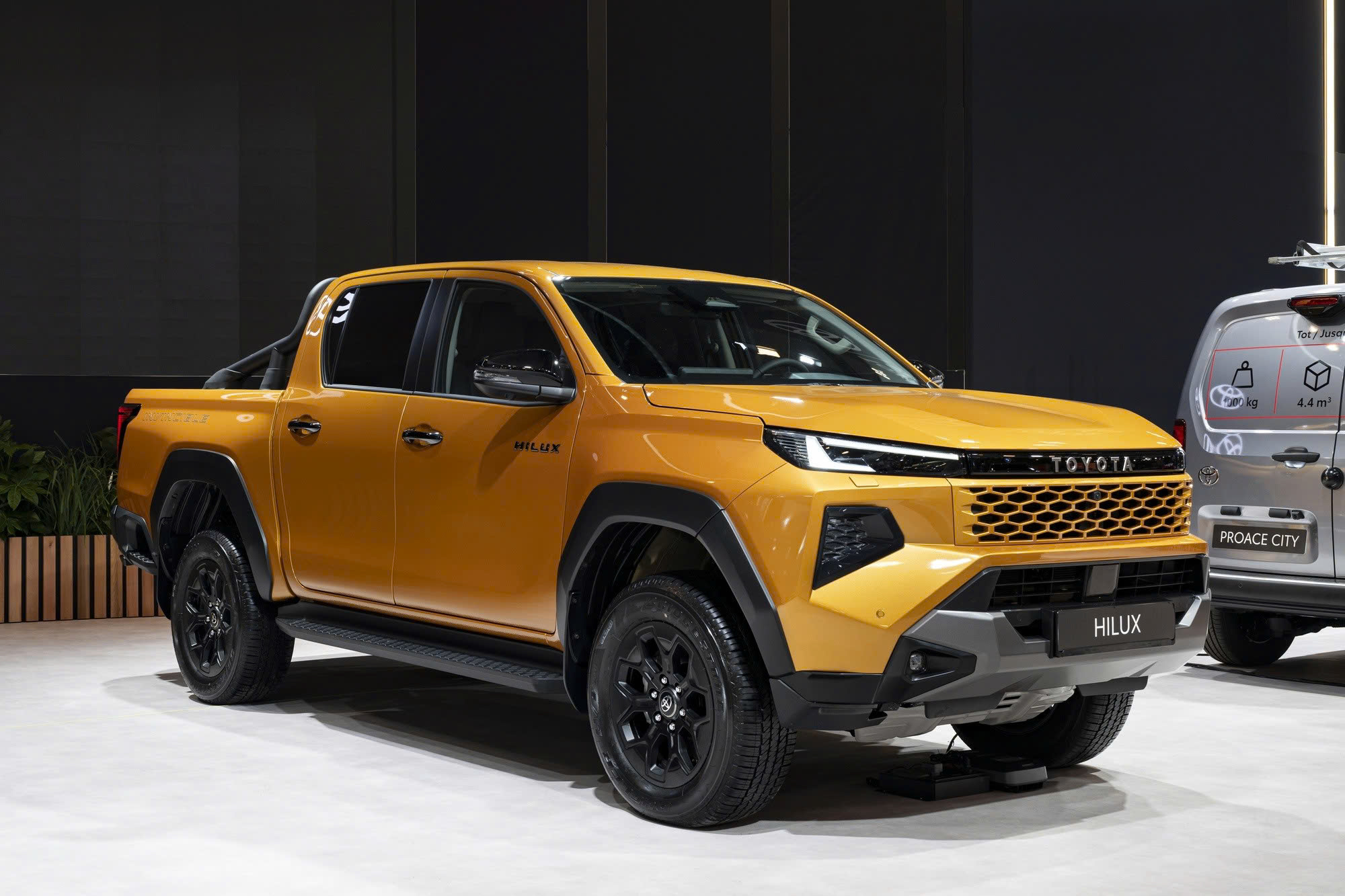 Vượt qua Ford Ranger, Toyota Hilux dẫn đầu phân khúc xe bán tải- Ảnh 3.