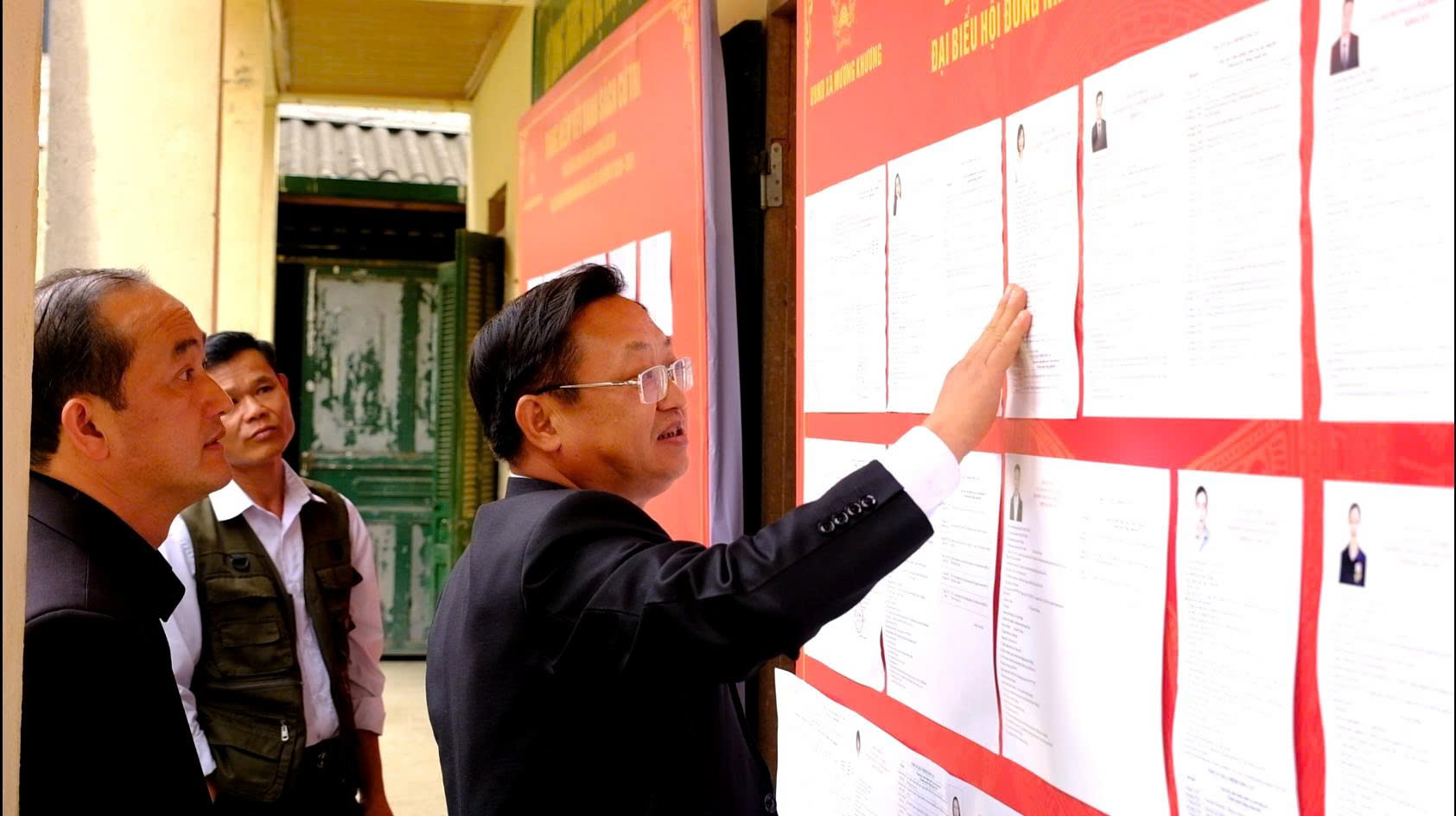 CSGT, c&ocirc;ng an x&atilde; ở L&agrave;o Cai đưa th&ocirc;ng tin bầu cử đến từng bản l&agrave;ng bằng tiếng d&acirc;n tộc- Ảnh 2.