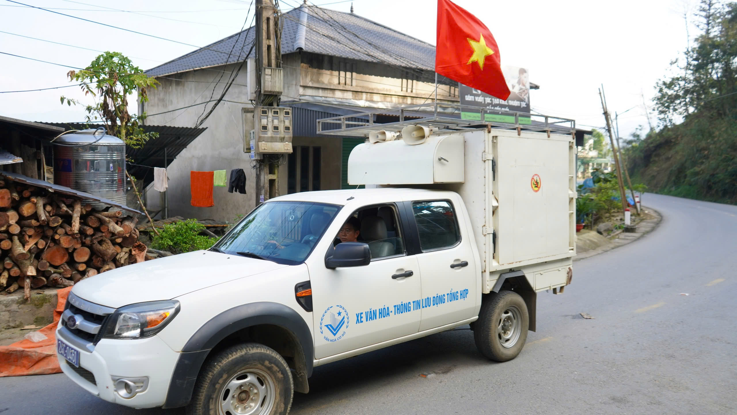 CSGT, c&ocirc;ng an x&atilde; ở L&agrave;o Cai đưa th&ocirc;ng tin bầu cử đến từng bản l&agrave;ng bằng tiếng d&acirc;n tộc- Ảnh 4.