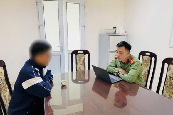 Th&ocirc;ng tin sai sự thật tăng gi&aacute; xăng, nh&acirc;n vi&ecirc;n b&aacute;n xe điện bị phạt 7,5 triệu đồng- Ảnh 1.