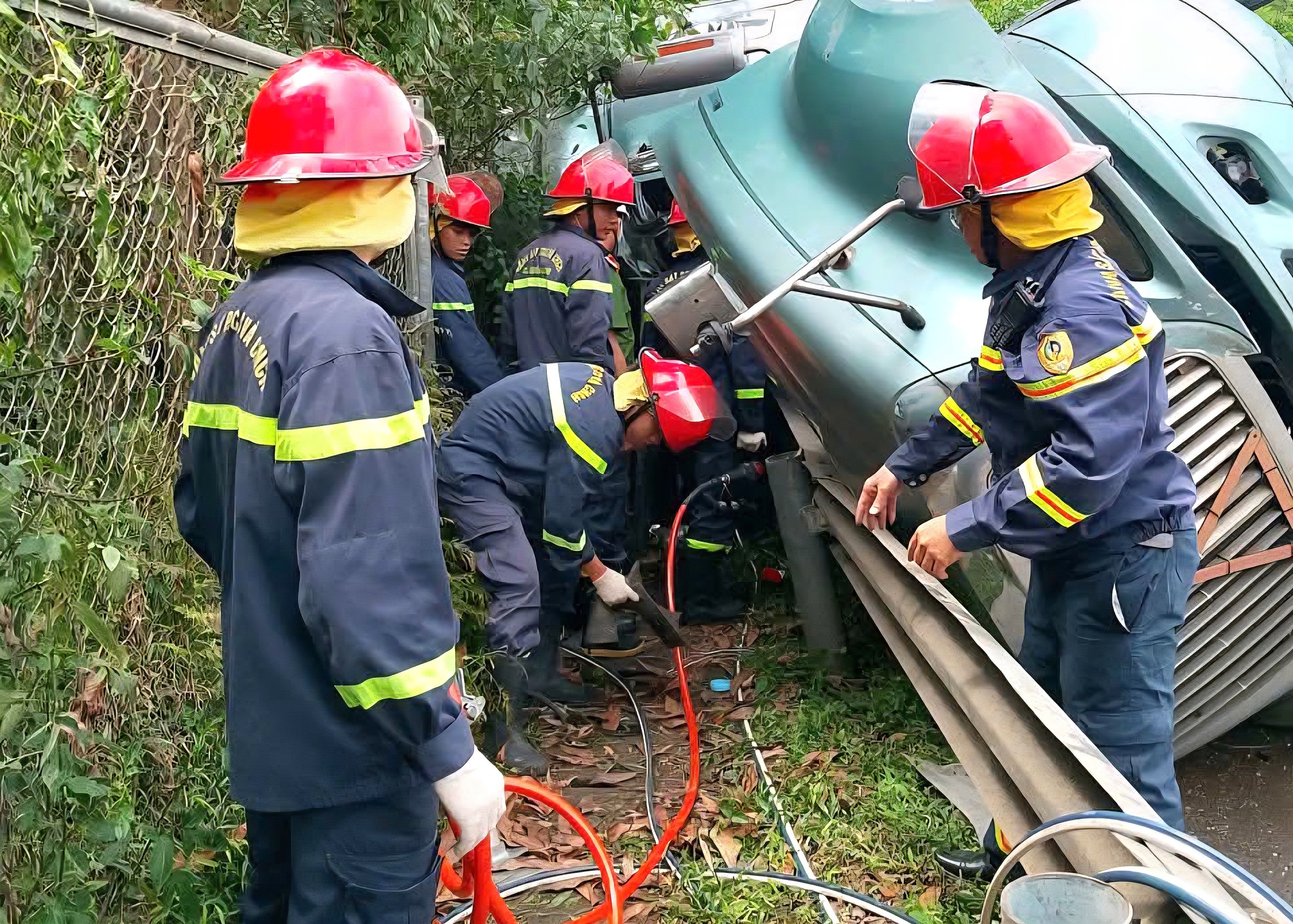 Tai nạn tr&ecirc;n đường dẫn cao tốc Đ&agrave; Nẵng - Quảng Ng&atilde;i, t&agrave;i xế mắc kẹt trong cabin- Ảnh 1.