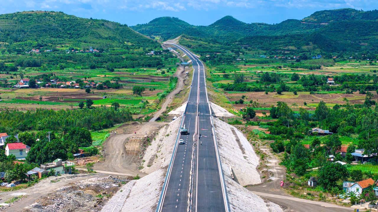 Đắk Lắk: Cảnh b&aacute;o người d&acirc;n kh&ocirc;ng đi v&agrave;o tuyến cao tốc chưa đưa v&agrave;o khai th&aacute;c- Ảnh 3.