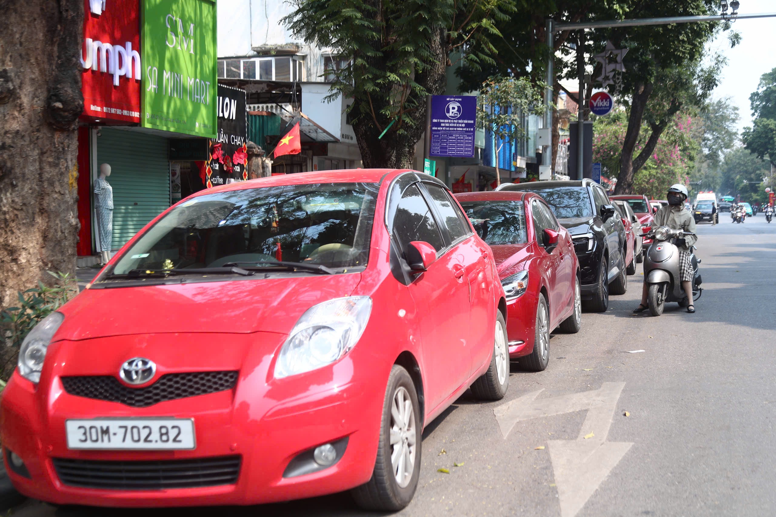 Nhiều điểm tr&ocirc;ng giữ xe ở H&agrave; Nội vạch sơn mờ, thậm ch&iacute; &ldquo;mất dấu&rdquo;- Ảnh 1.