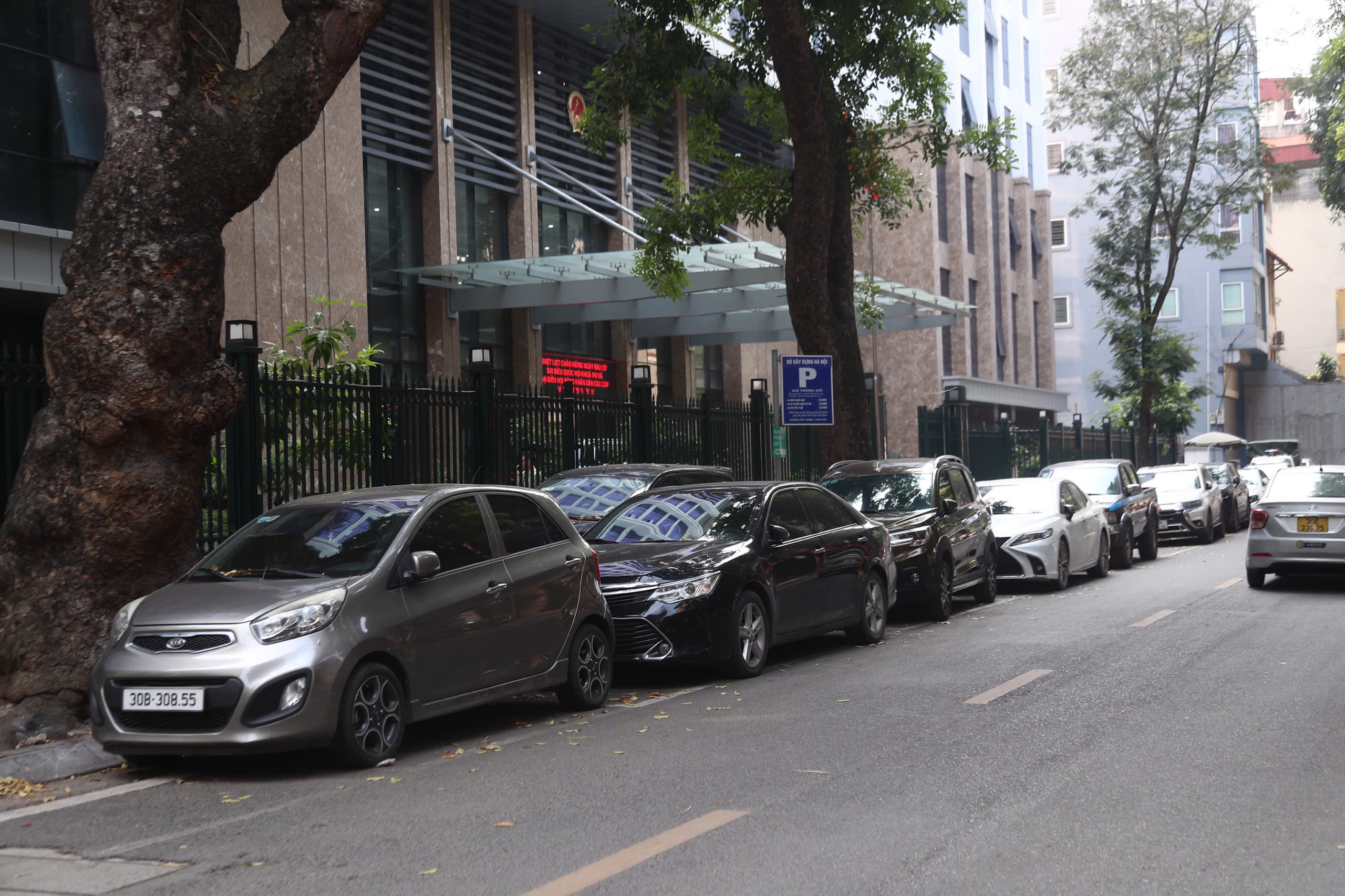 Nhiều điểm tr&ocirc;ng giữ xe ở H&agrave; Nội vạch sơn mờ, thậm ch&iacute; &ldquo;mất dấu&rdquo;- Ảnh 8.