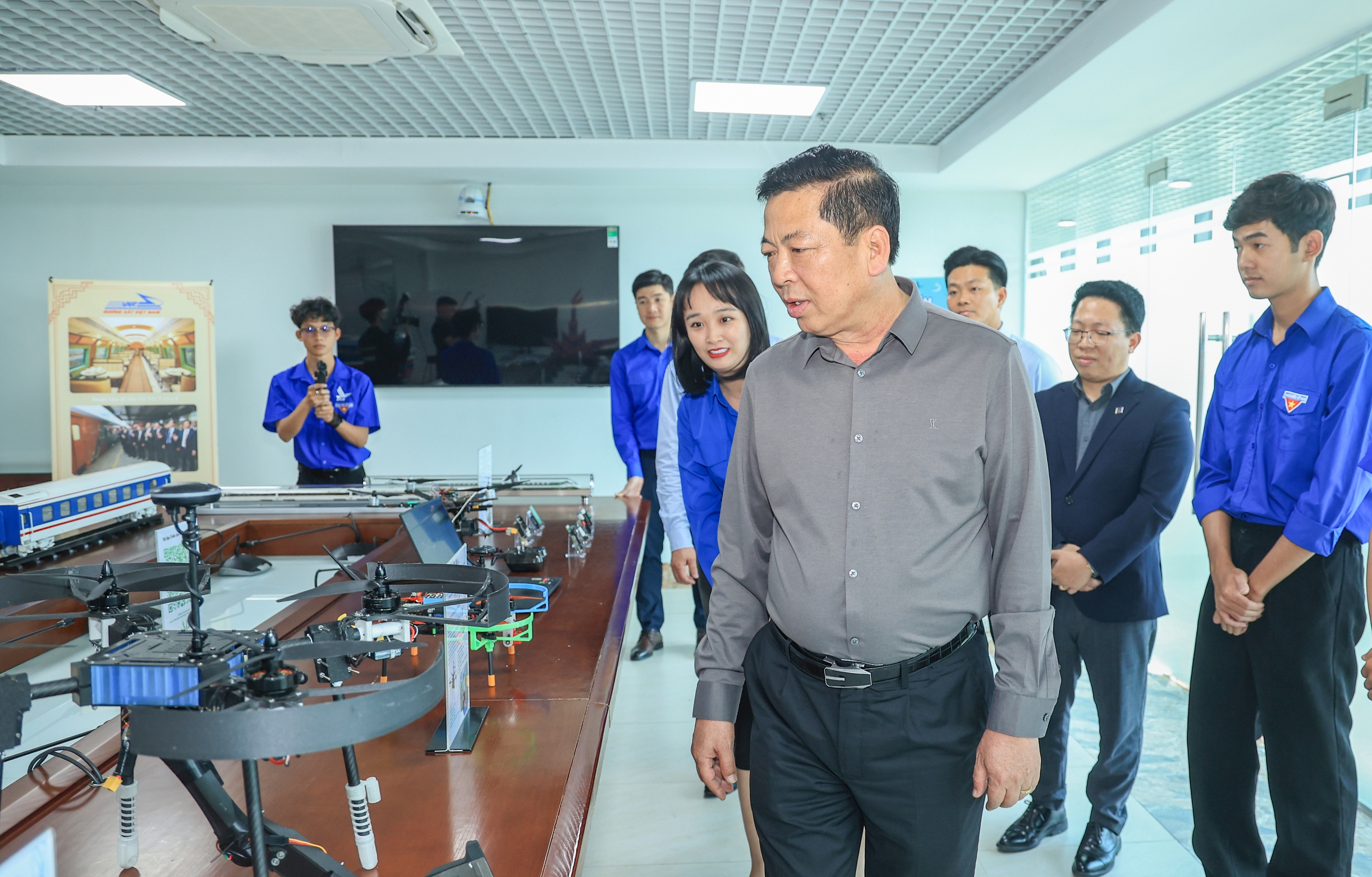 Bộ trưởng Trần Hồng Minh: Tuổi trẻ X&acirc;y dựng giữ vững "t&acirc;m trong, tr&iacute; s&aacute;ng, ho&agrave;i b&atilde;o lớn"- Ảnh 15.