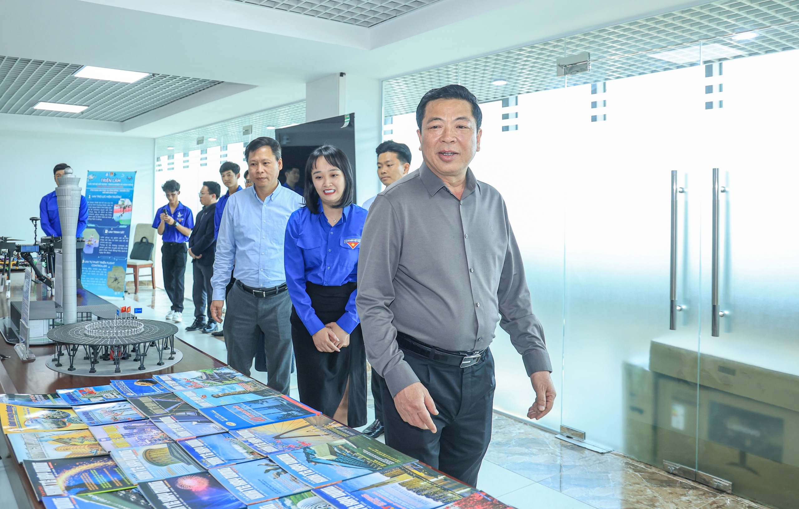 Bộ trưởng Trần Hồng Minh: Tuổi trẻ X&acirc;y dựng giữ vững "t&acirc;m trong, tr&iacute; s&aacute;ng, ho&agrave;i b&atilde;o lớn"- Ảnh 14.