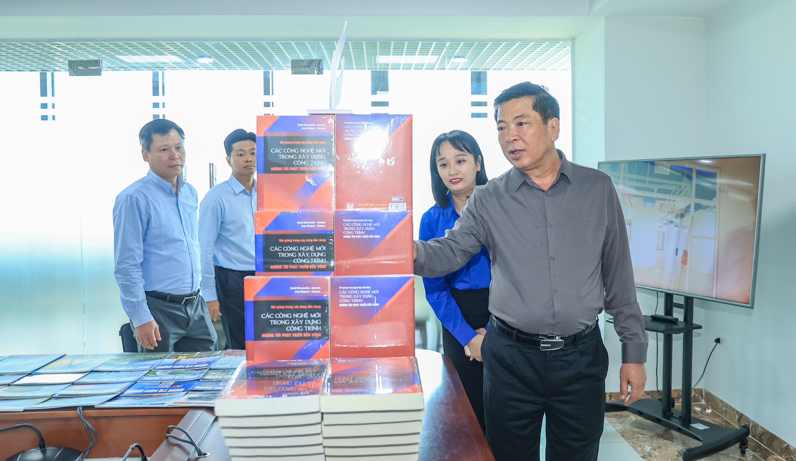 Bộ trưởng Trần Hồng Minh: Tuổi trẻ X&acirc;y dựng giữ vững "t&acirc;m trong, tr&iacute; s&aacute;ng, ho&agrave;i b&atilde;o lớn"- Ảnh 16.