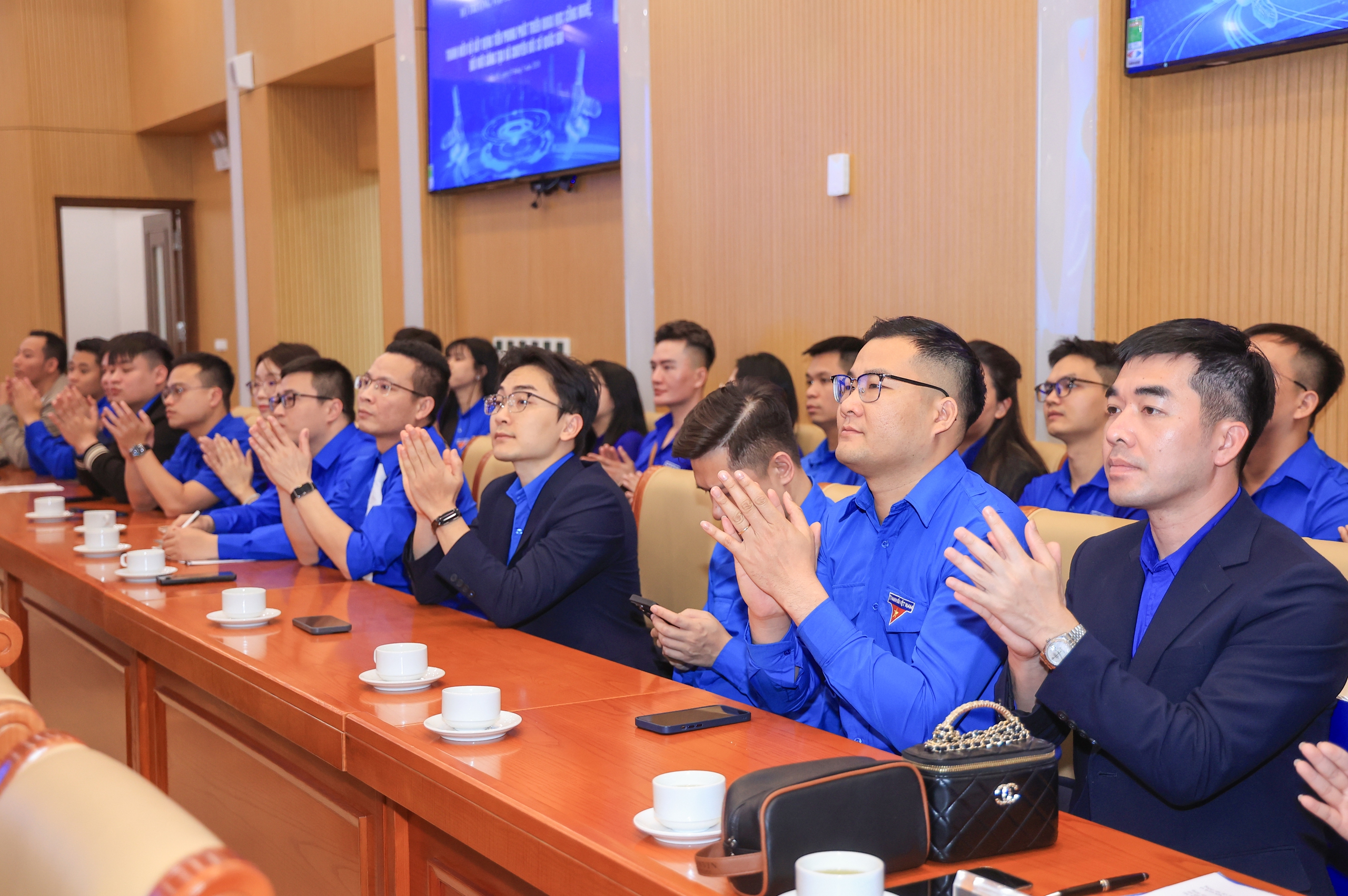 Bộ trưởng Trần Hồng Minh: Tuổi trẻ X&acirc;y dựng giữ vững "t&acirc;m trong, tr&iacute; s&aacute;ng, ho&agrave;i b&atilde;o lớn"- Ảnh 11.