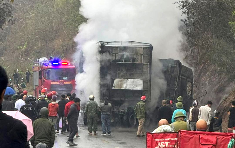 Lực lượng chức năng khống chế vụ ch&aacute;y &ocirc; t&ocirc; tr&ecirc;n QL6.