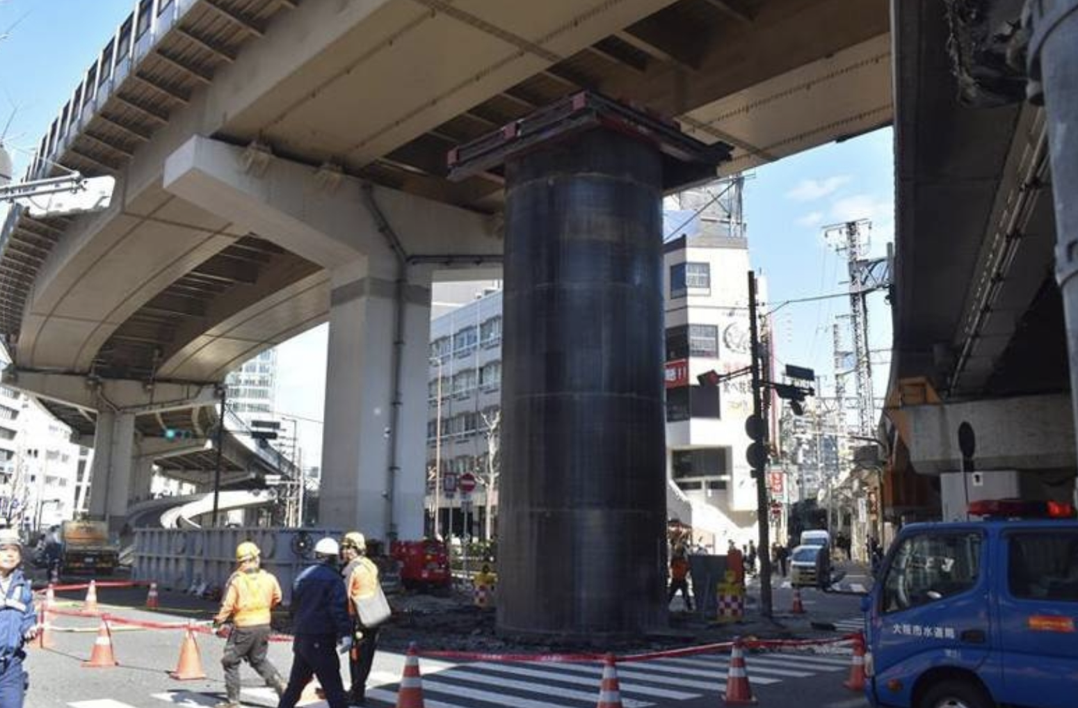 Đường ống sắt khổng lồ bất ngờ "trồi" l&ecirc;n cao 13m giữa l&ograve;ng th&agrave;nh phố Osaka- Ảnh 1.