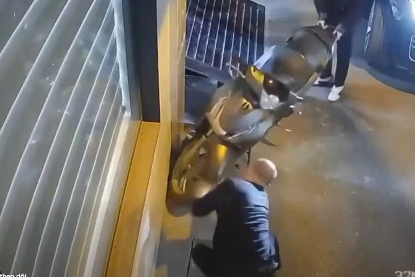 H&agrave; Nội: C&ocirc;ng an triệu tập t&agrave;i xế &ocirc; t&ocirc; Range Rover chọc thủng lốp xe m&aacute;y SH- Ảnh 1.