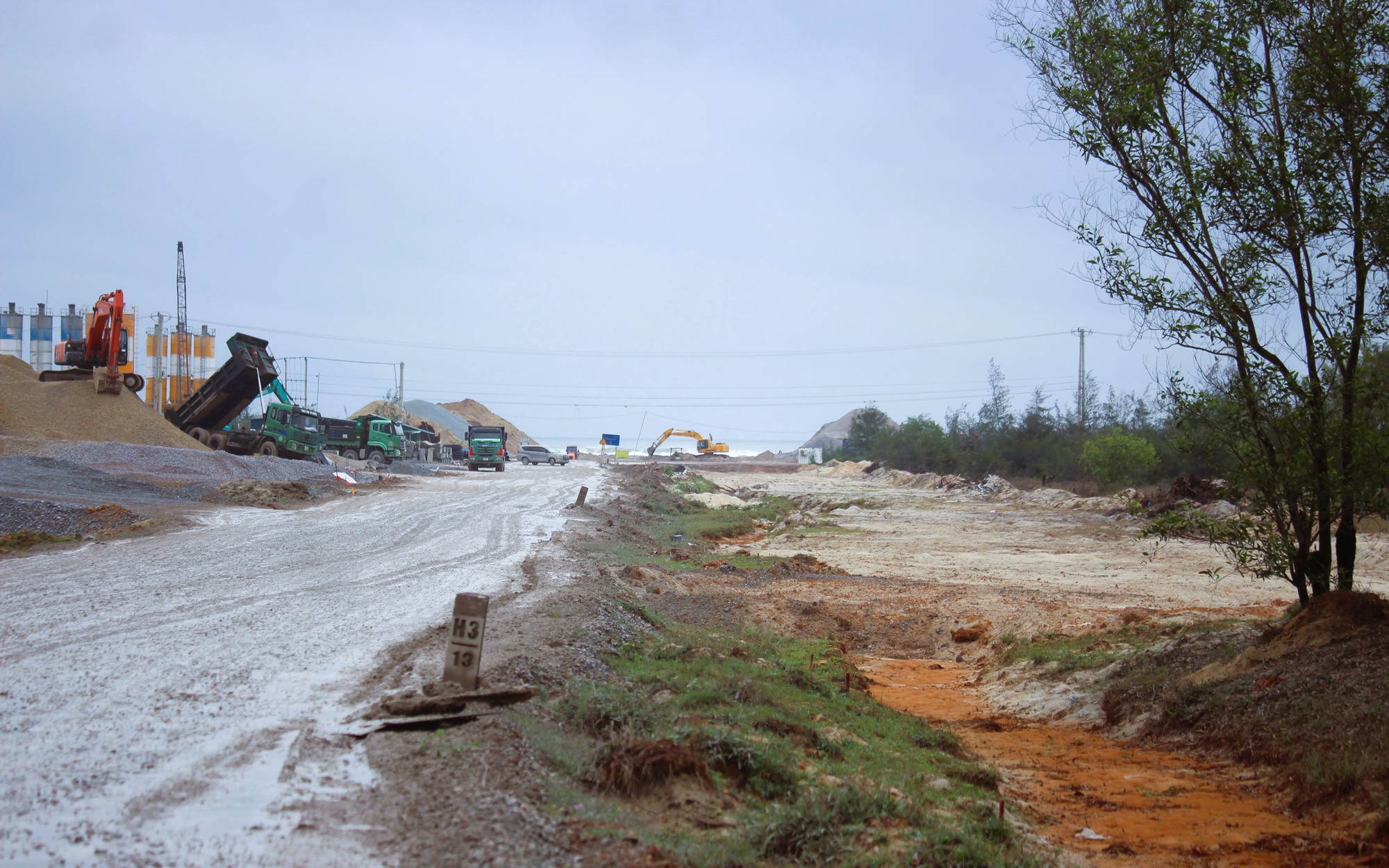 Th&aacute;o gỡ mặt bằng, đẩy nhanh dự &aacute;n QL15D đoạn cảng Mỹ Thủy đến cao tốc Cam Lộ - La Sơn