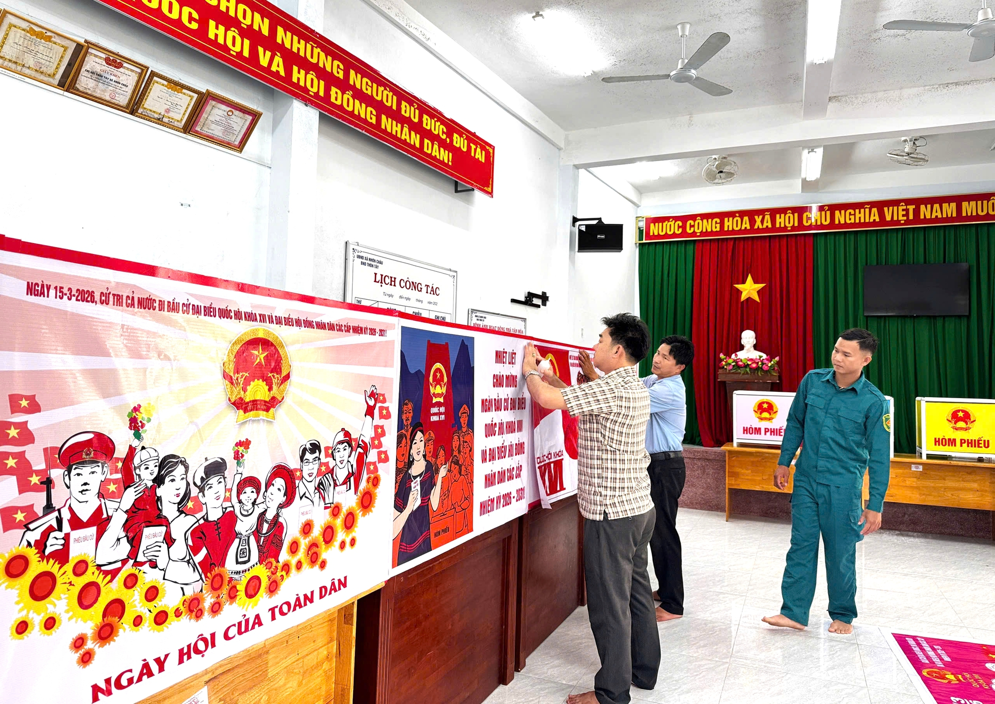 Gia Lai: Rộn r&agrave;ng sắc đỏ cờ hoa, h&aacute;o hức chờ ng&agrave;y bầu cử nơi đảo xa- Ảnh 4.