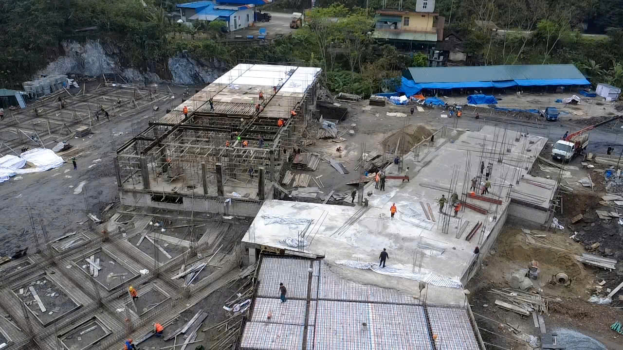 300 c&ocirc;ng nh&acirc;n thi c&ocirc;ng 3 ca, đưa trường học nơi bi&ecirc;n giới về đ&iacute;ch- Ảnh 4.