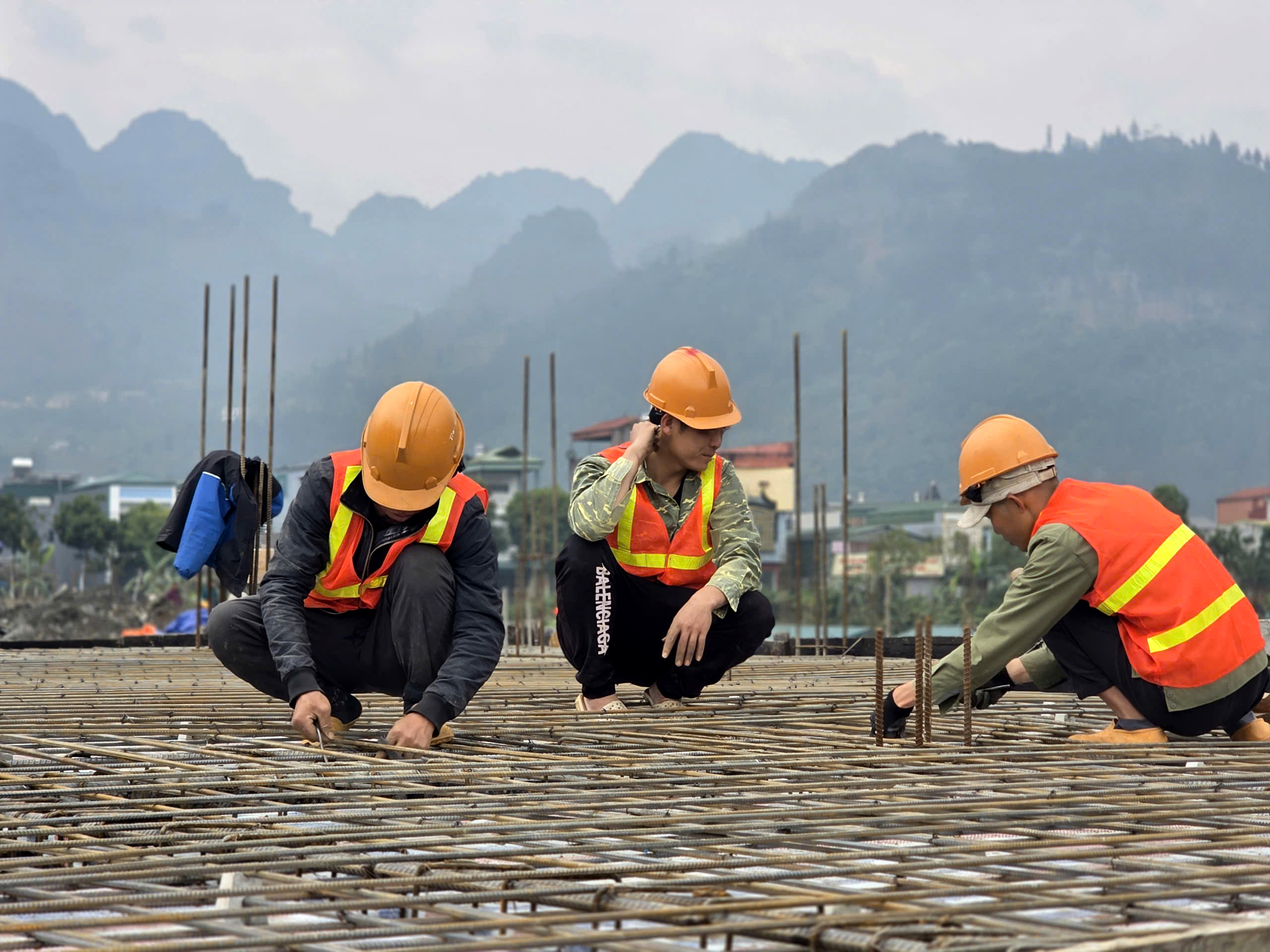 300 c&ocirc;ng nh&acirc;n thi c&ocirc;ng 3 ca, đưa trường học nơi bi&ecirc;n giới về đ&iacute;ch- Ảnh 5.