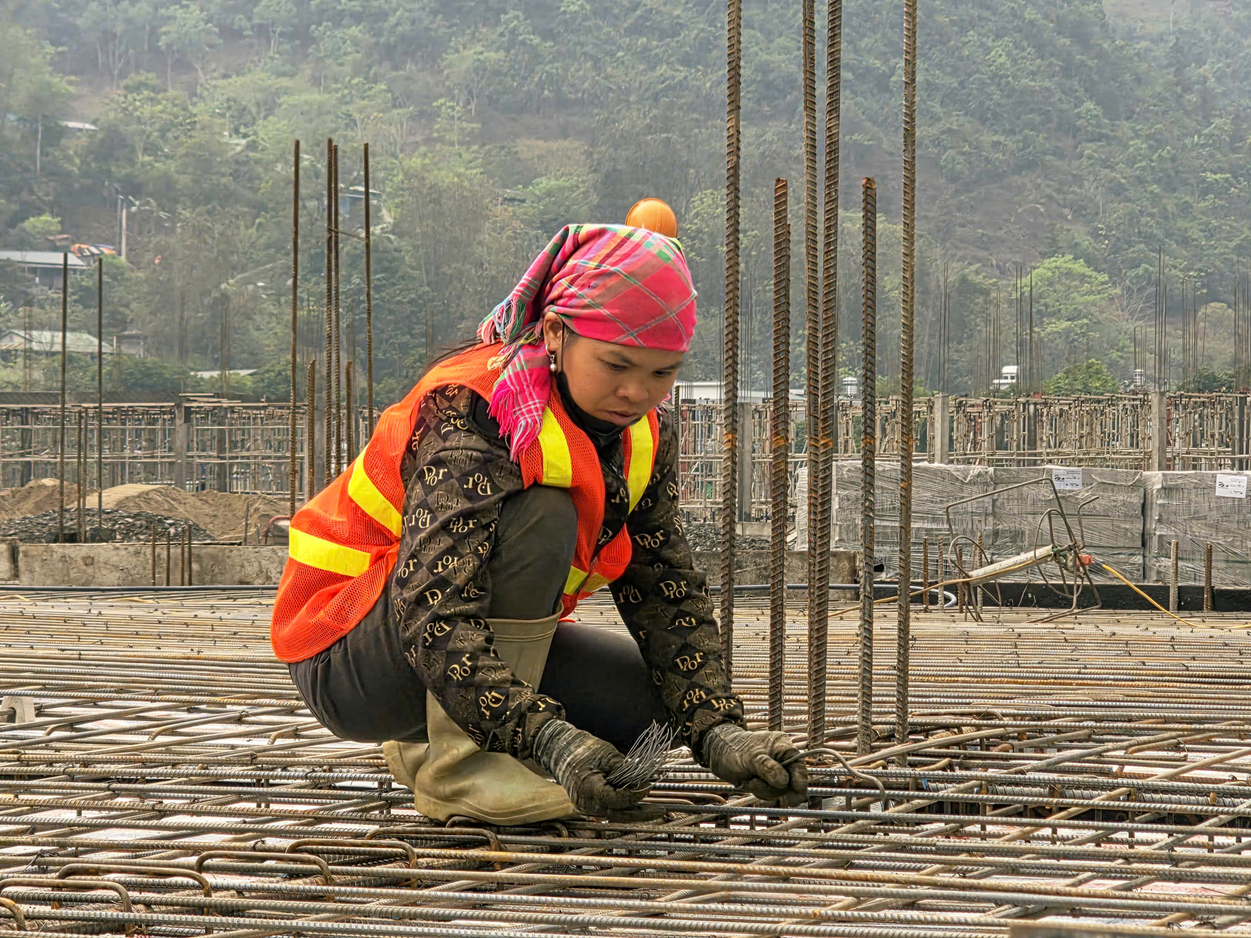 300 c&ocirc;ng nh&acirc;n thi c&ocirc;ng 3 ca, đưa trường học nơi bi&ecirc;n giới về đ&iacute;ch- Ảnh 6.